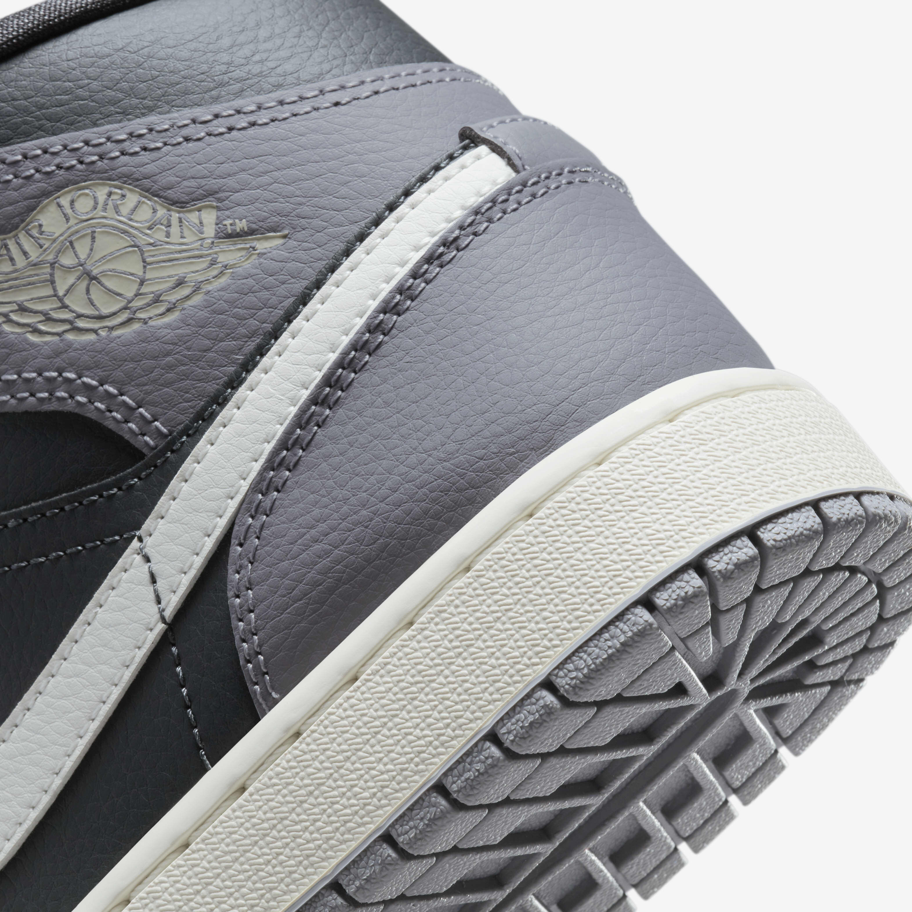 Air Jordan 1 Mid Shoes image number 7