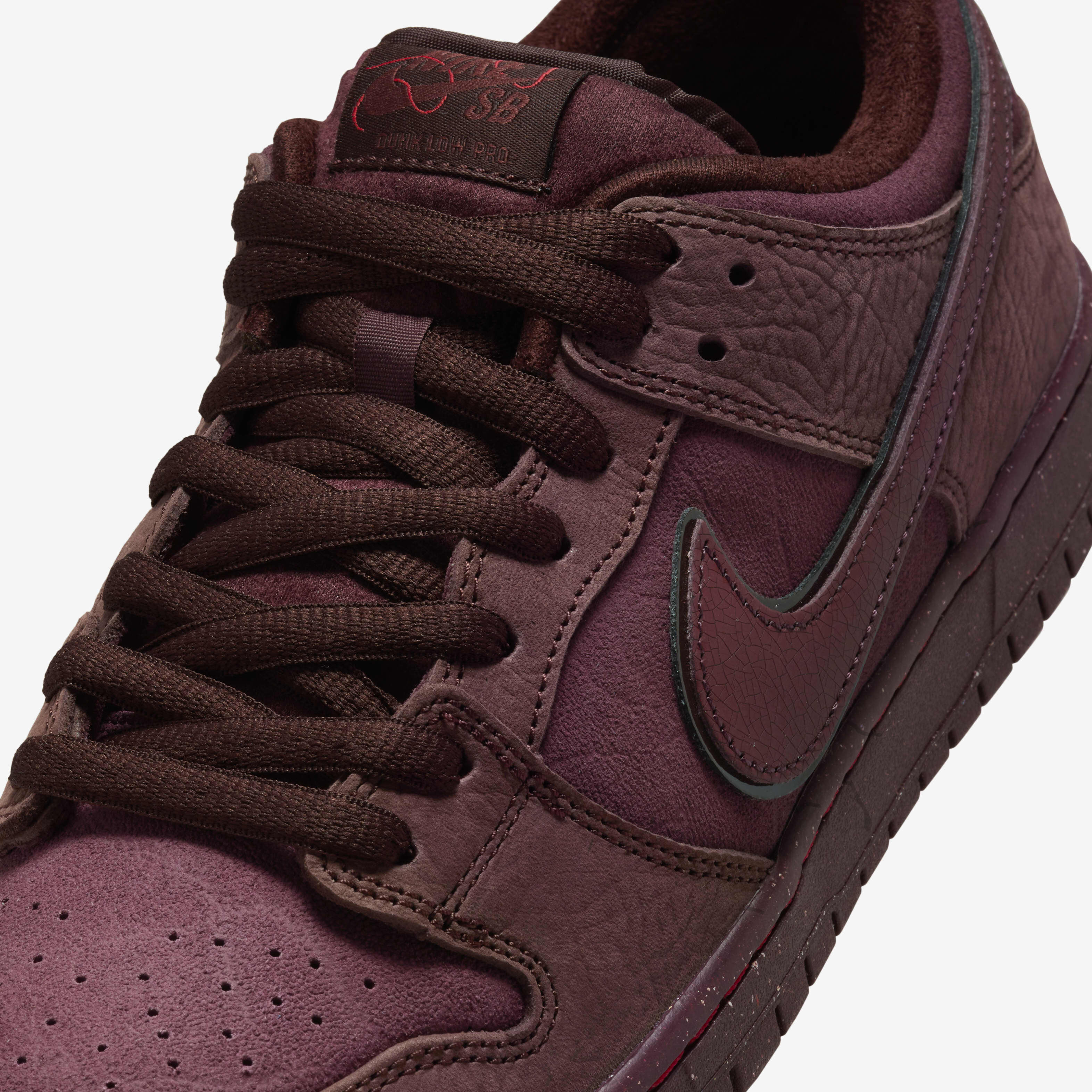 Maroon nike skate shoes deals