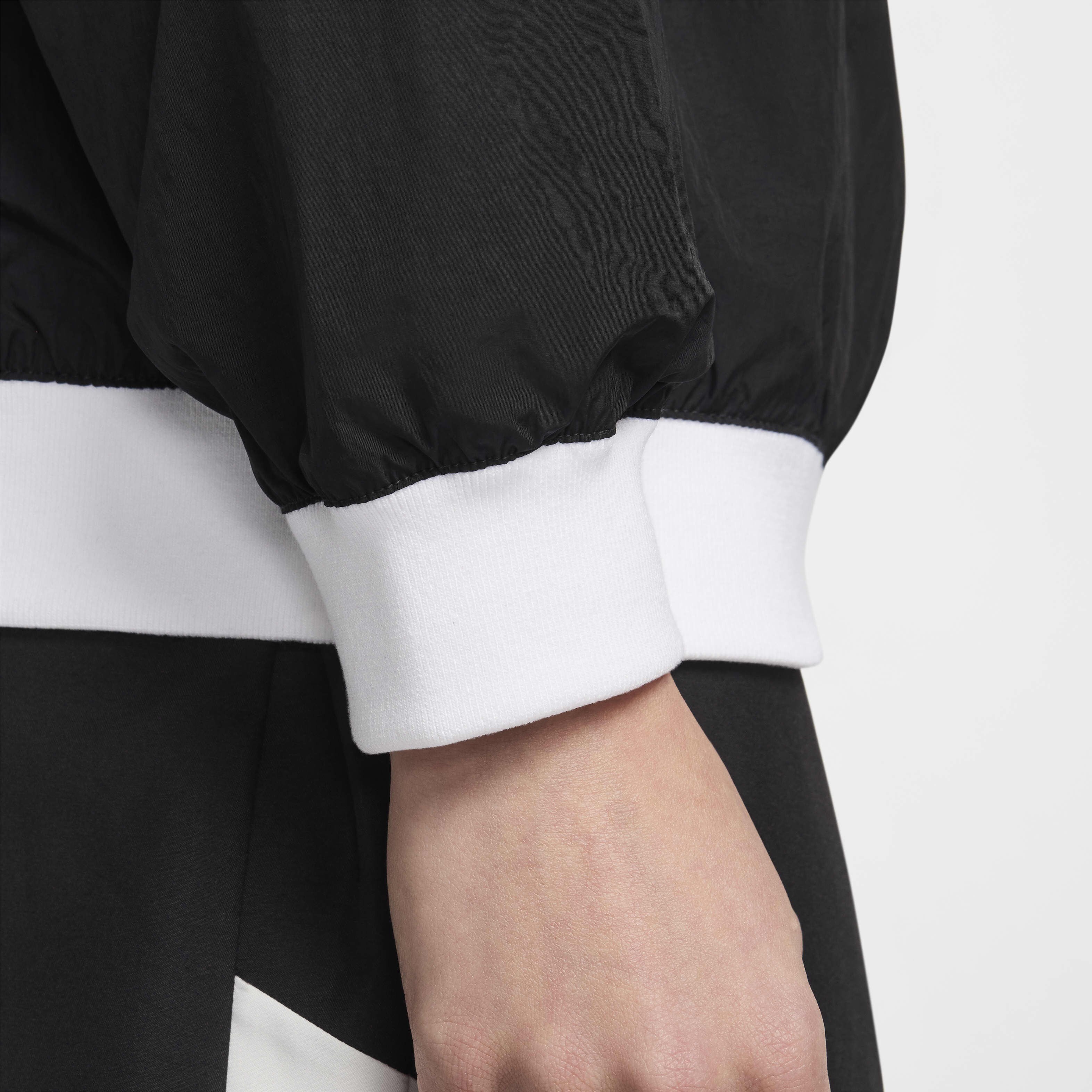 Nike Sportswear Essential image number 4