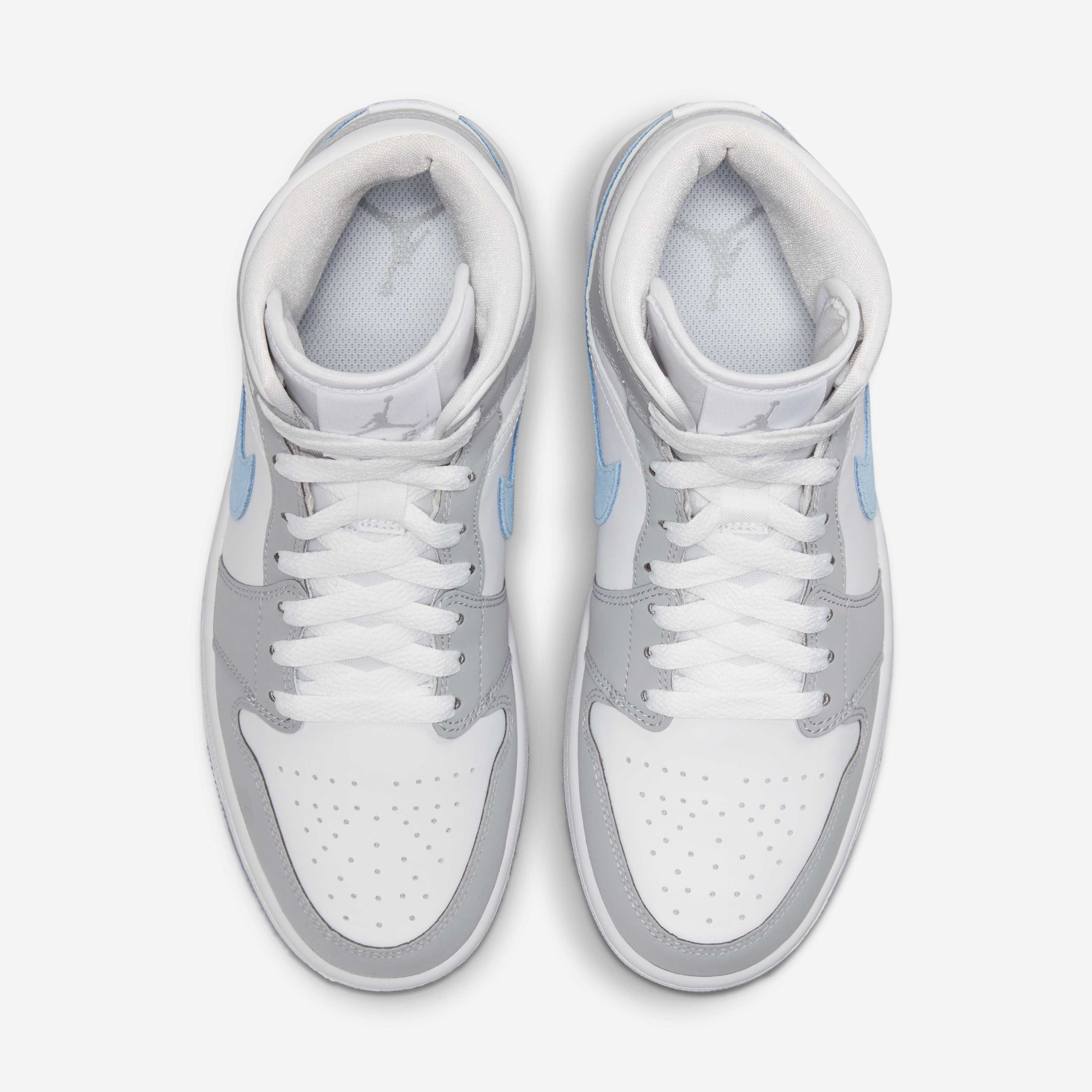 Air Jordan 1 Mid Shoes image number 3
