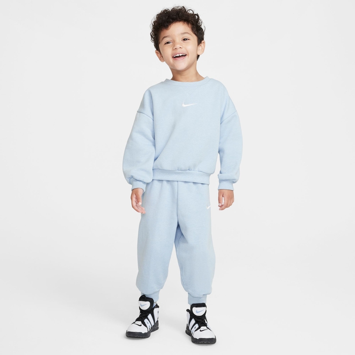 Nike Essentials image number 0 Nike Essentials image number 0
