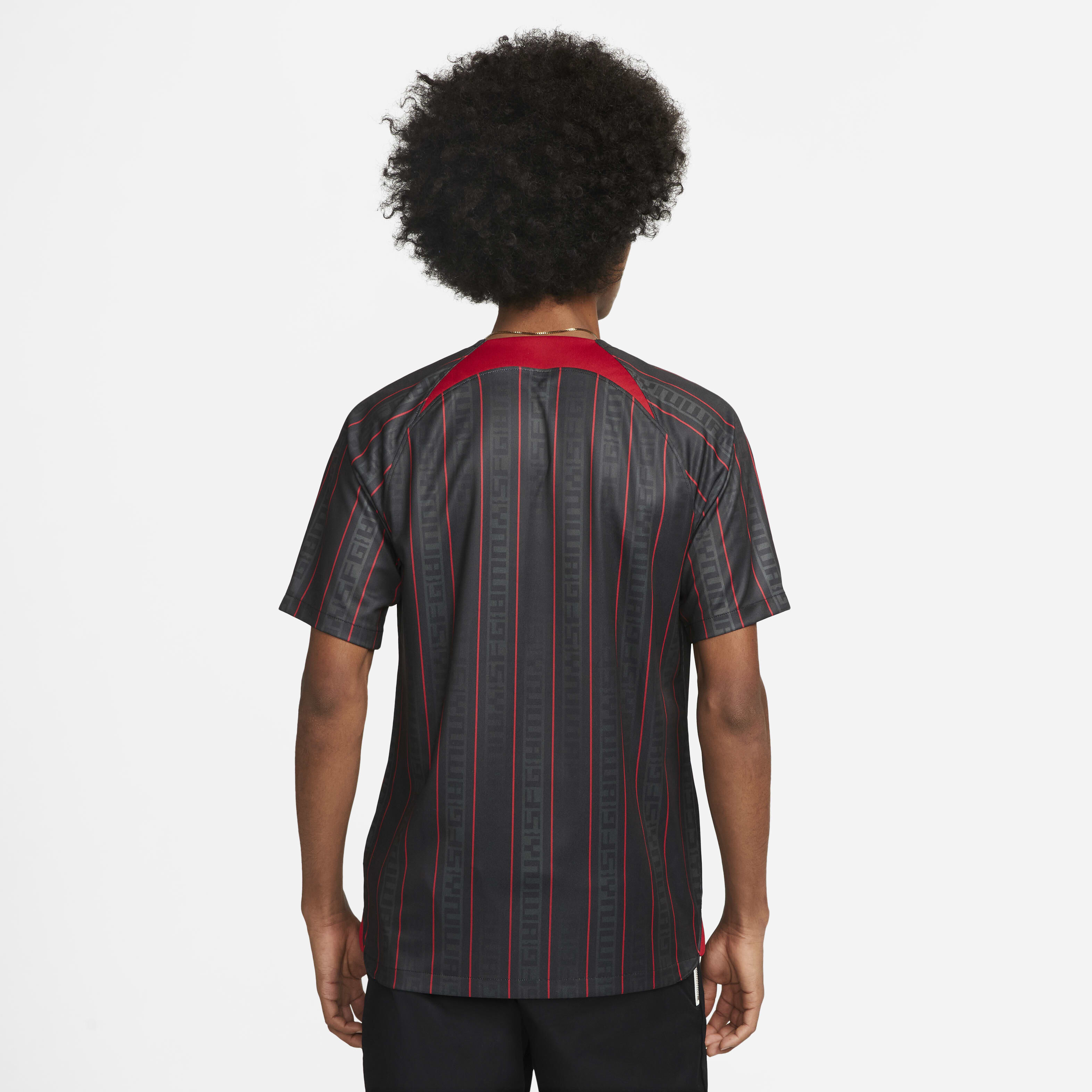 ليبرون x ليفربول F.C. image number 1