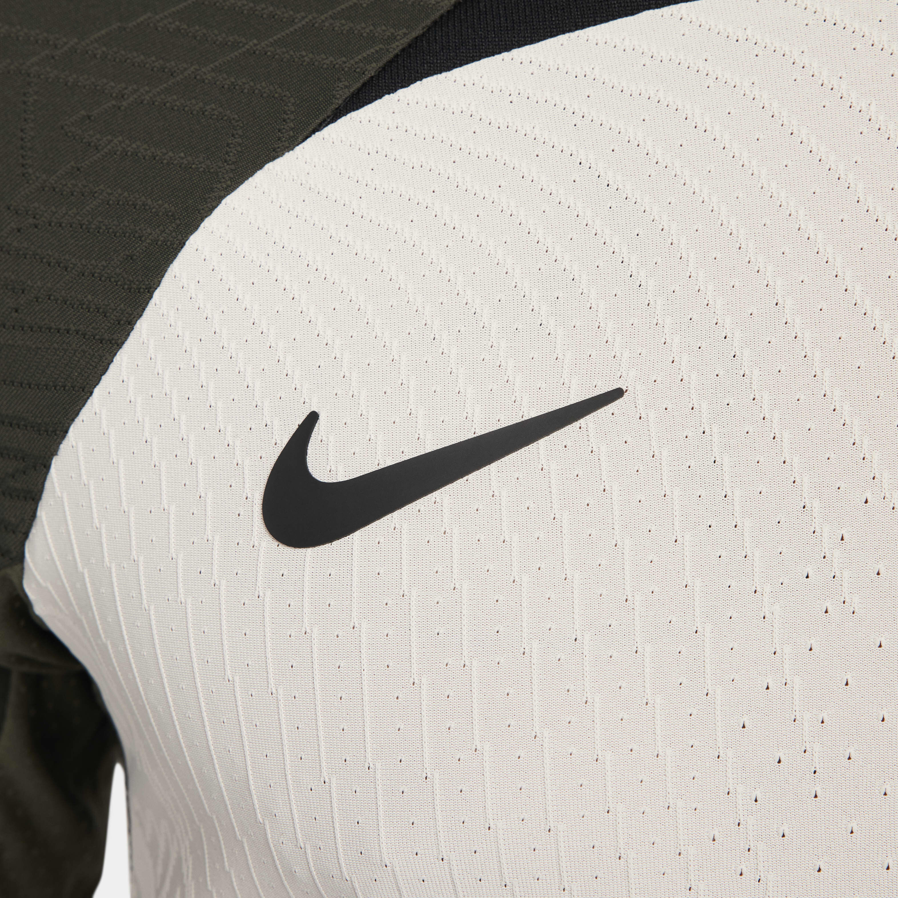 F.C. Barcelona Strike Elite image number 3