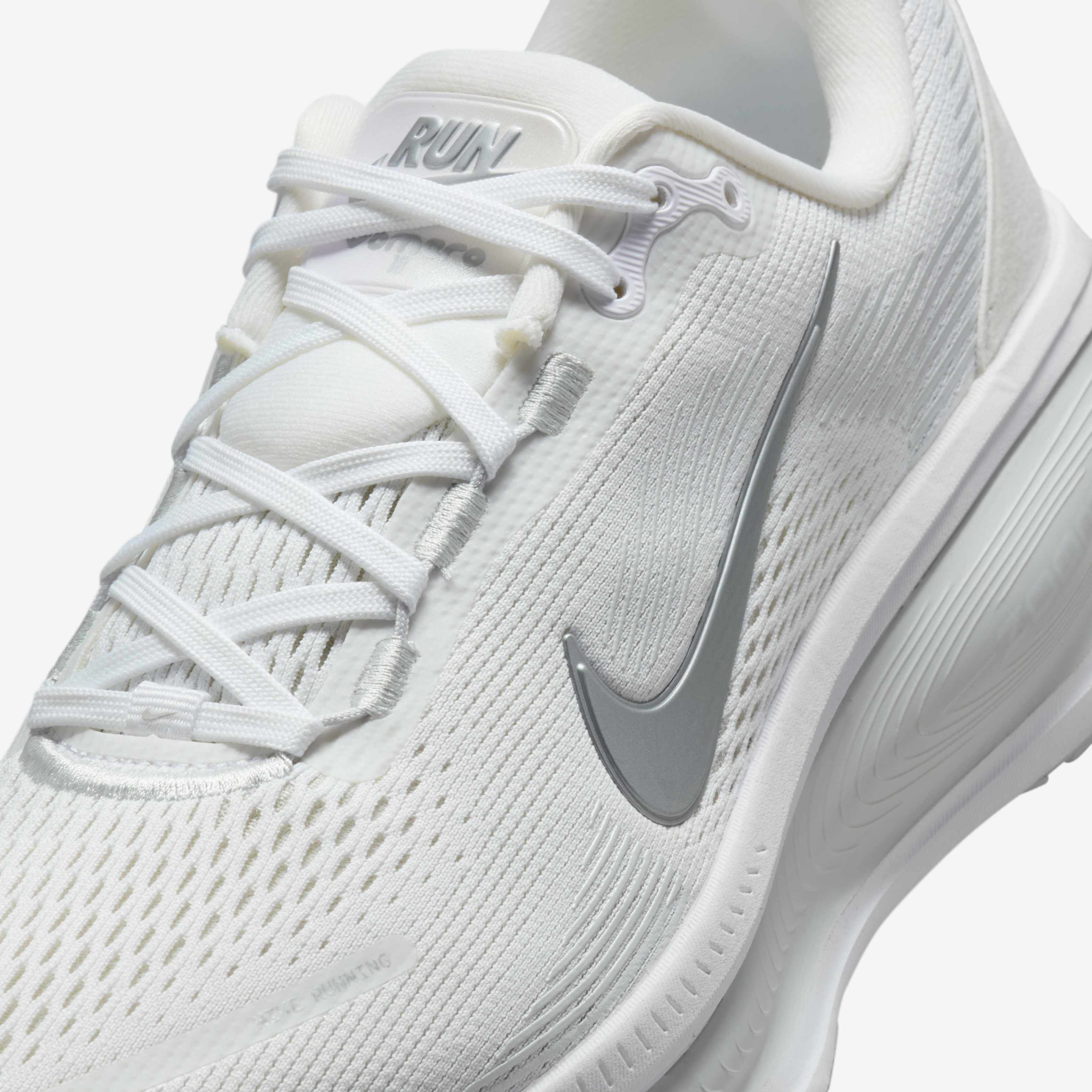 Nike vomero 18 ホワイト Nike Vomero 18 “Summit White/Coconut Milk” スニーカー | ホワイト