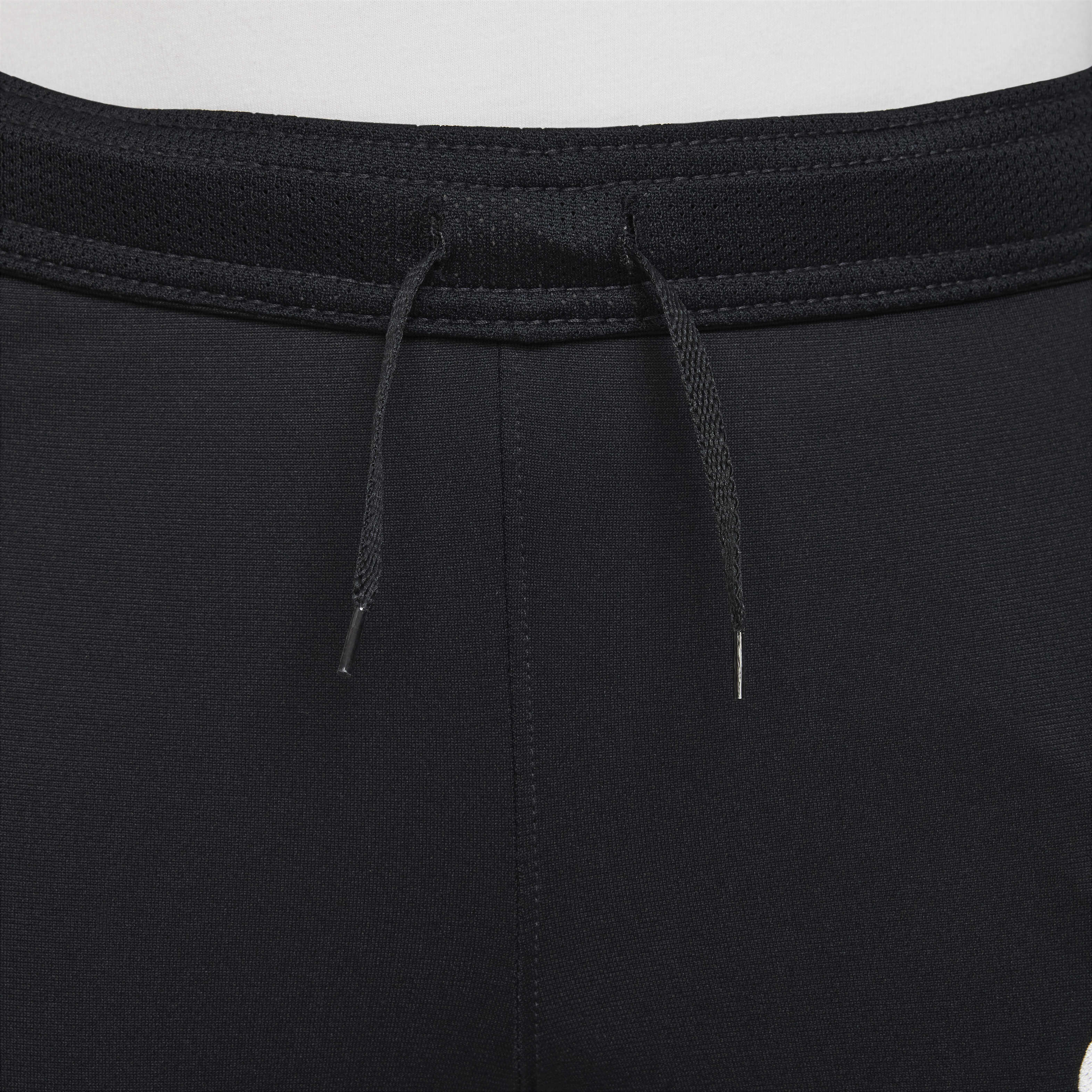 Liverpool F.C. Strike image number 6