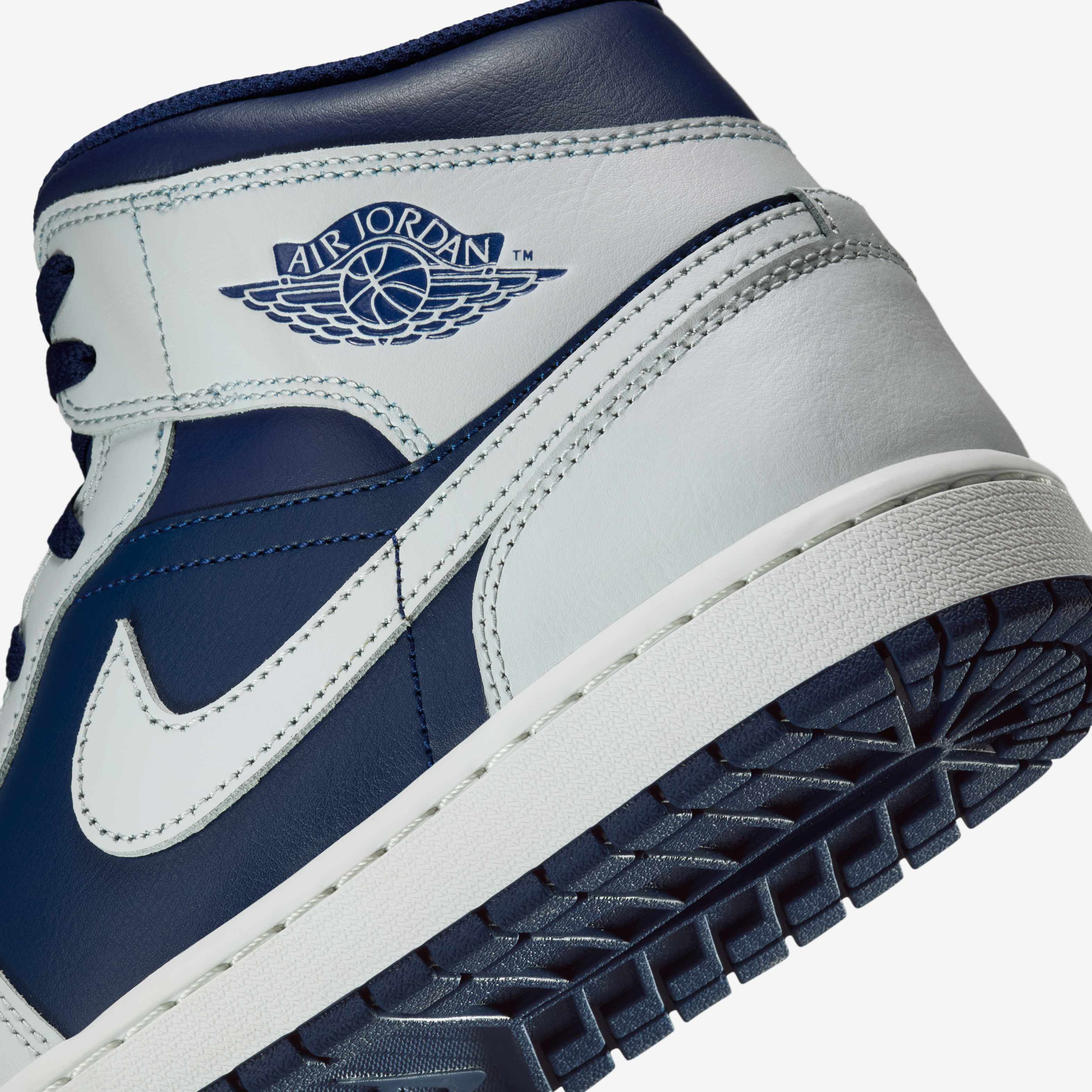 Air Jordan 1 Mid image number 7