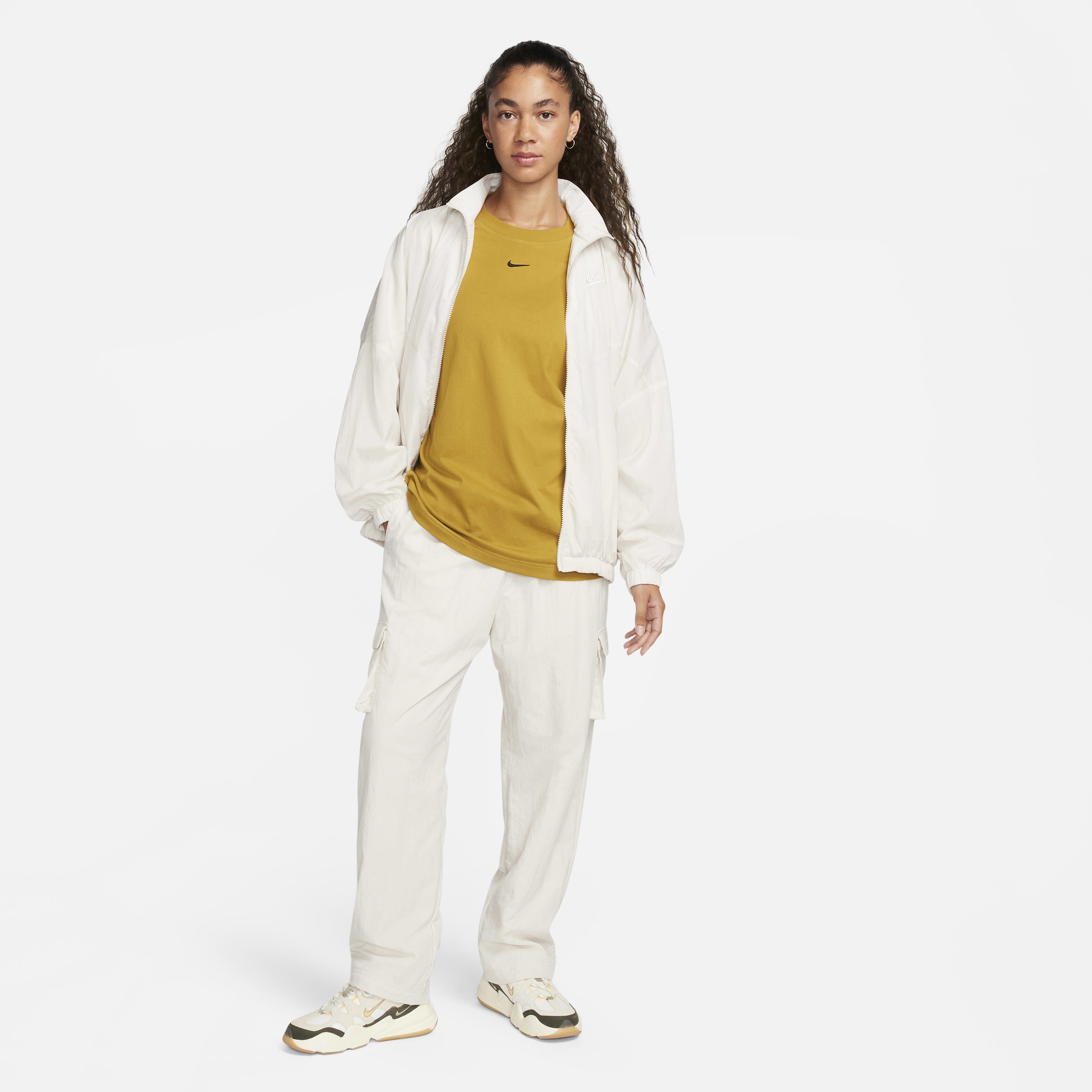 Nike Sportswear Essential image number 4