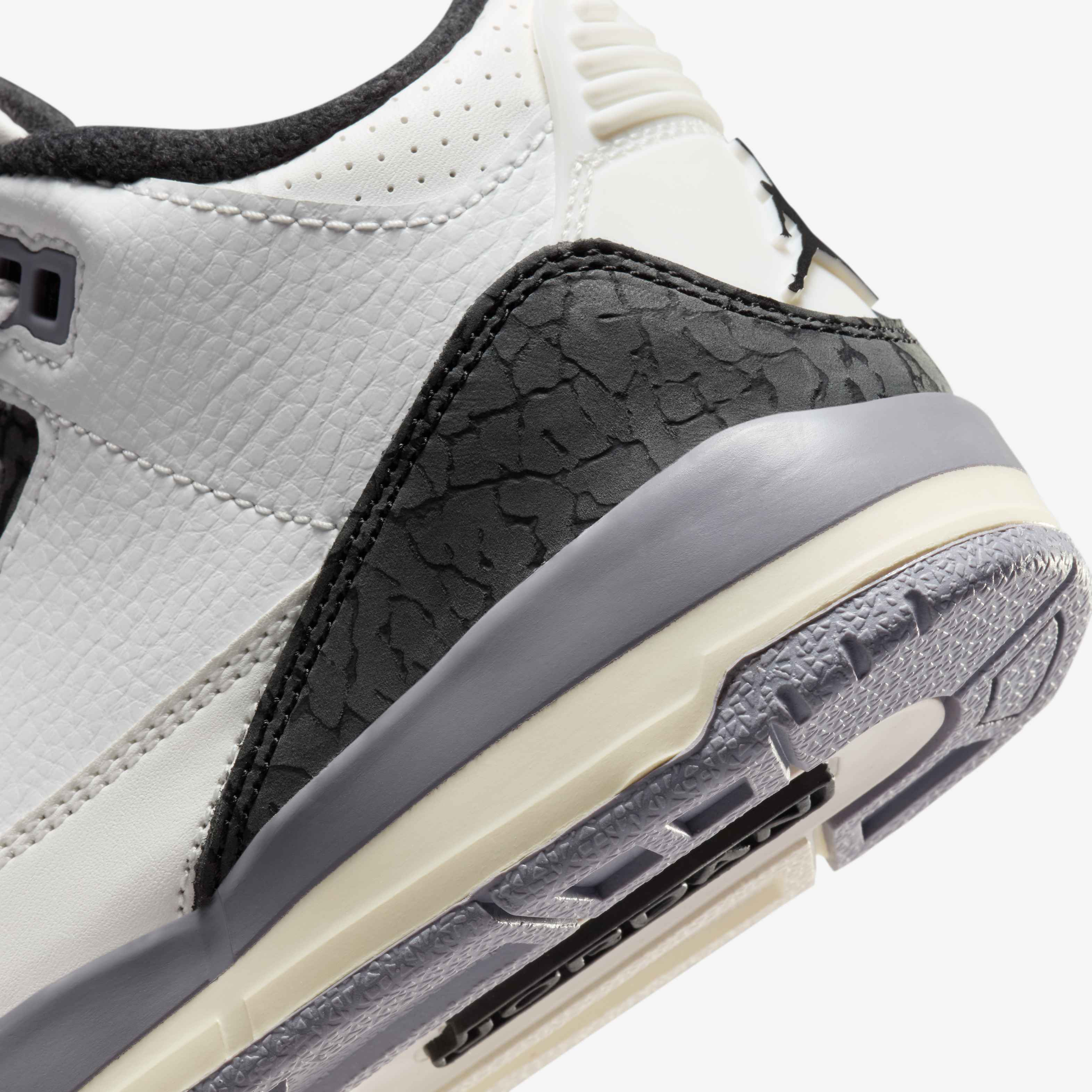 Jordan 3 Retro 'Medium Olive' image number 7