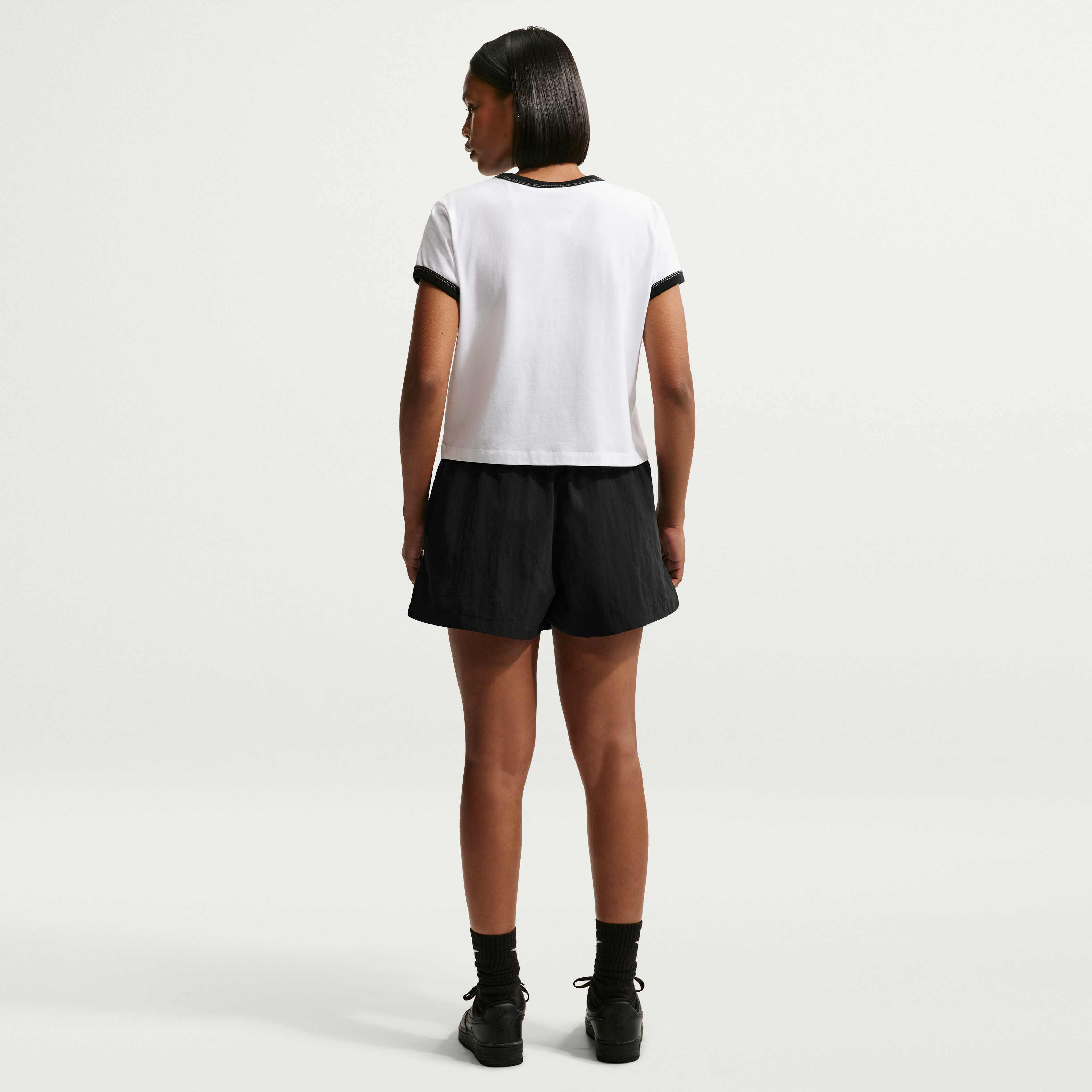 Nike Sportswear Essential image number 4