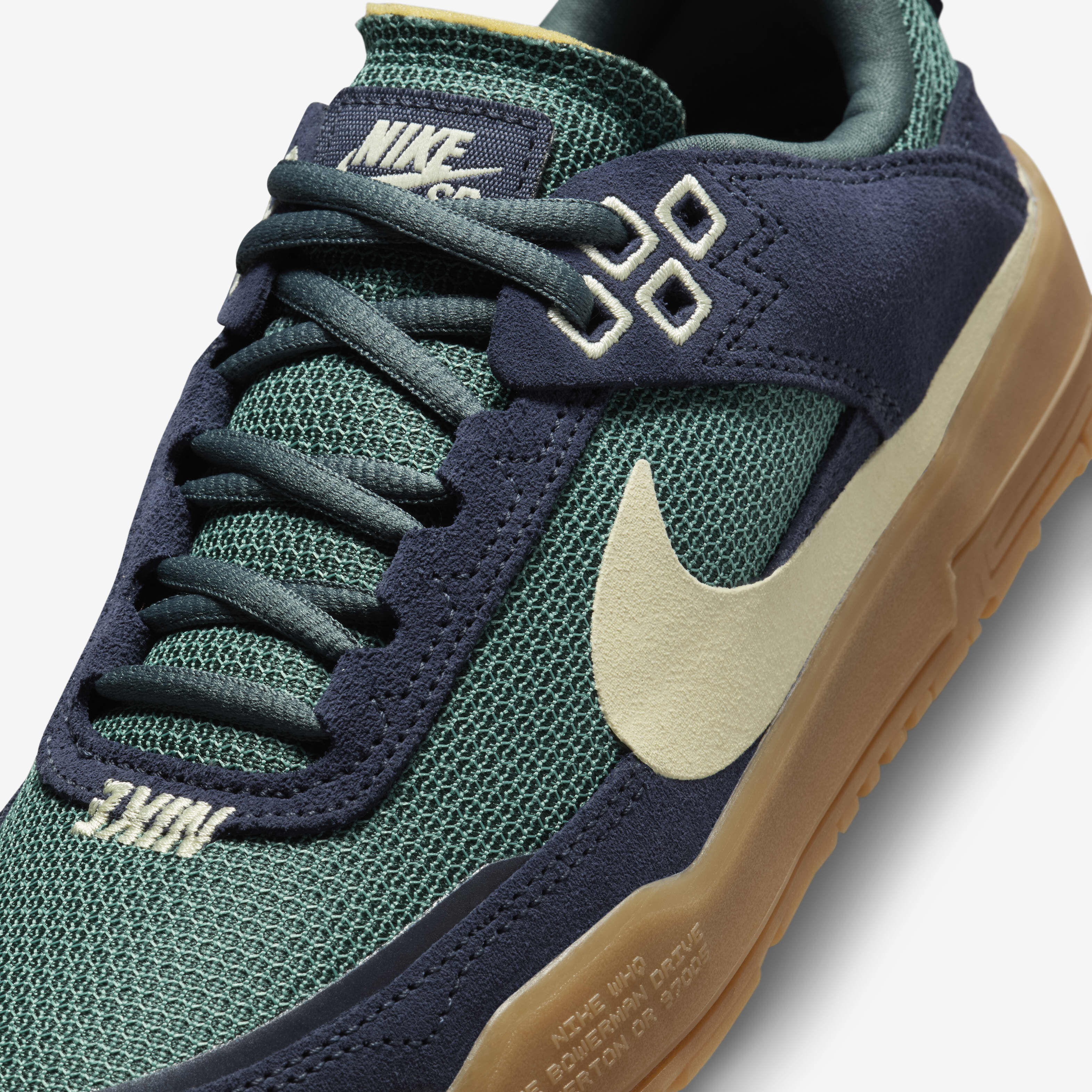 Nike skate shoes kids top
