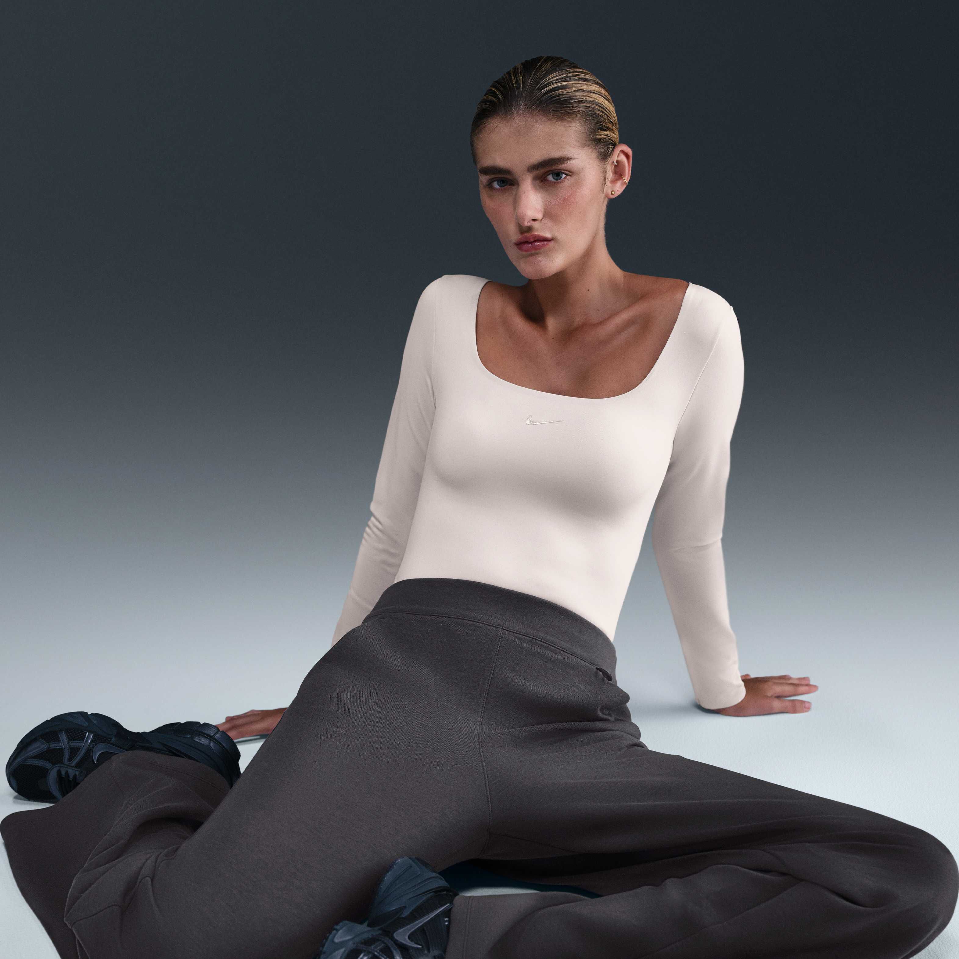 نايكي 24.7 امبوسبلي سوفت image number 4