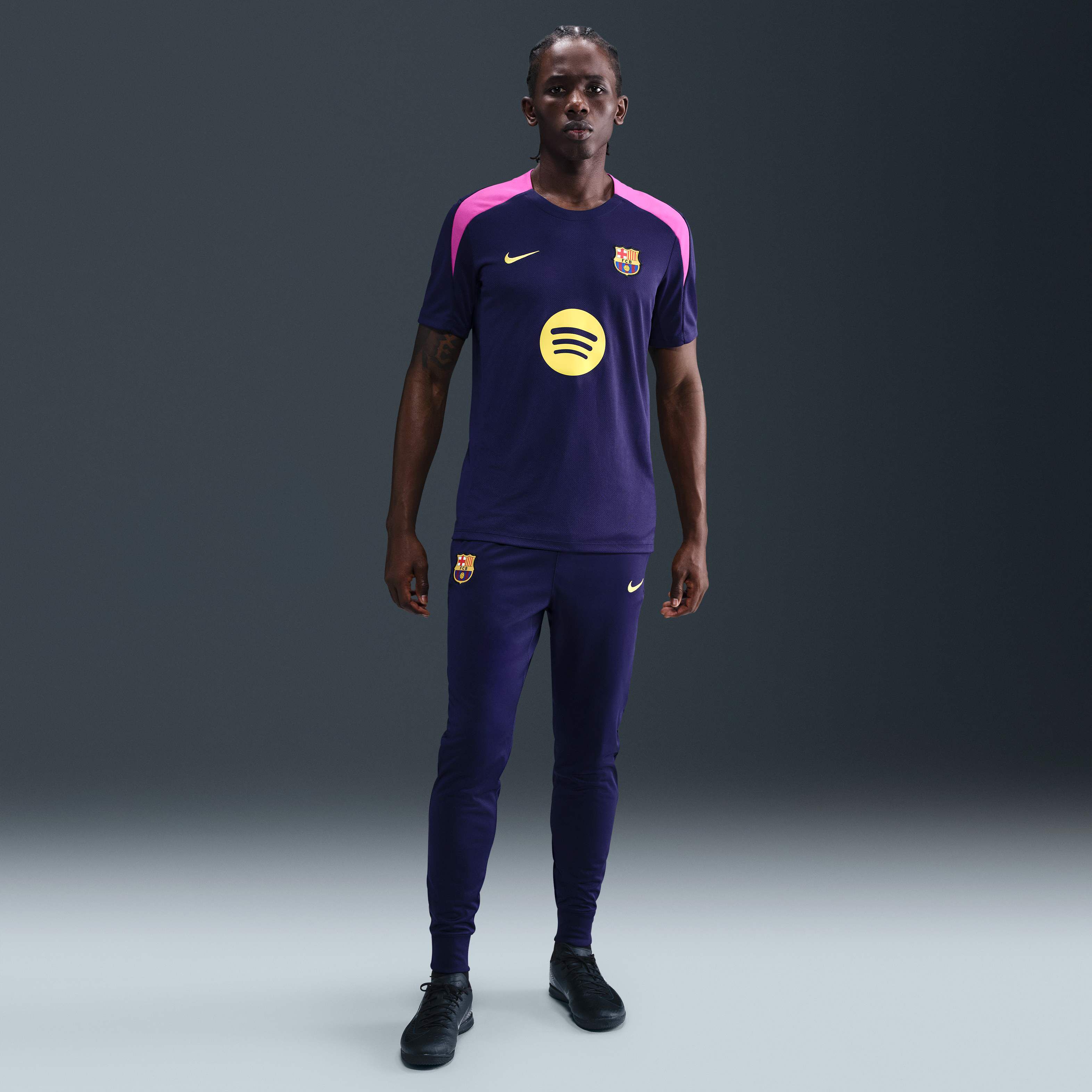 F.C. Barcelona Strike image number 3