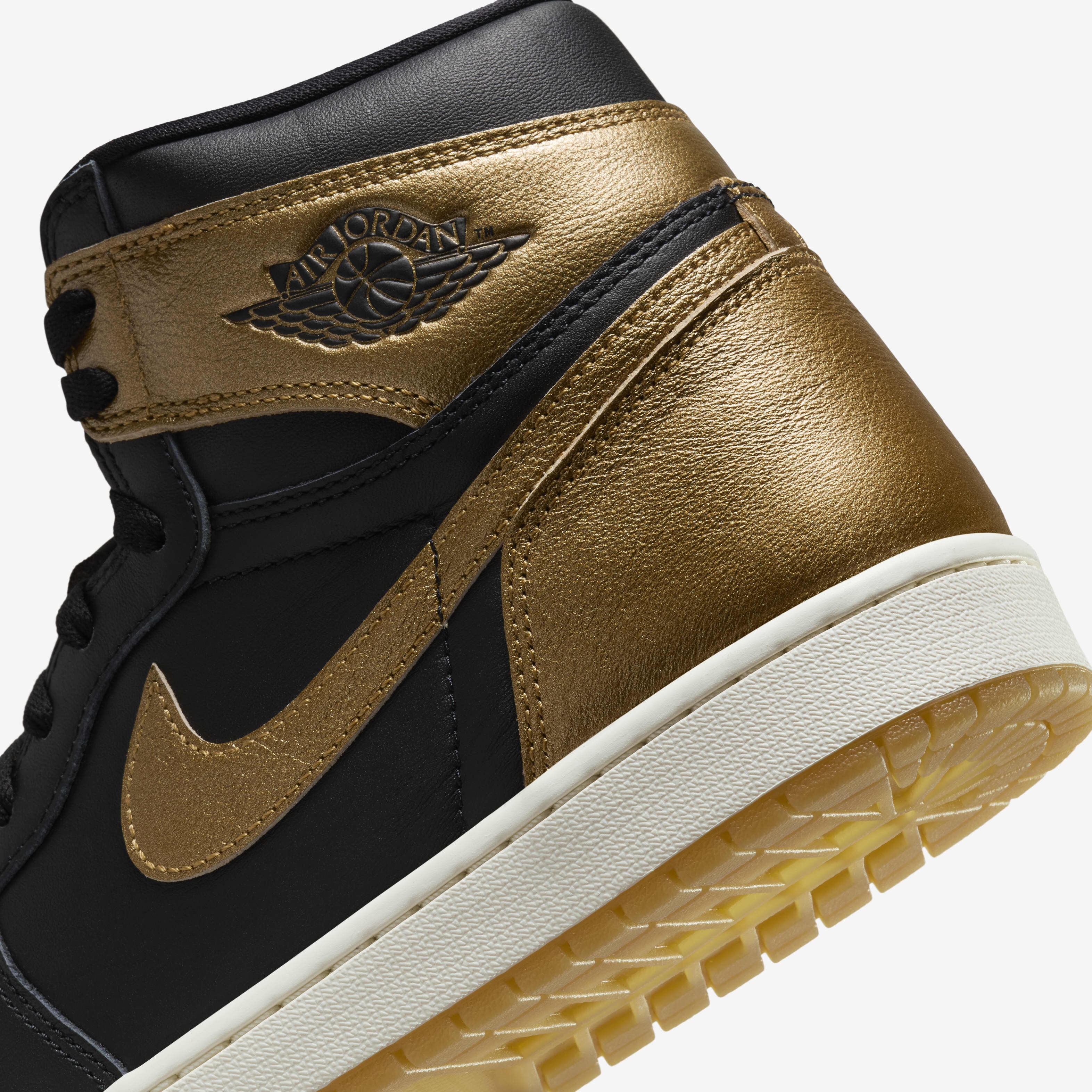 Mens black and gold nike shoes outlet