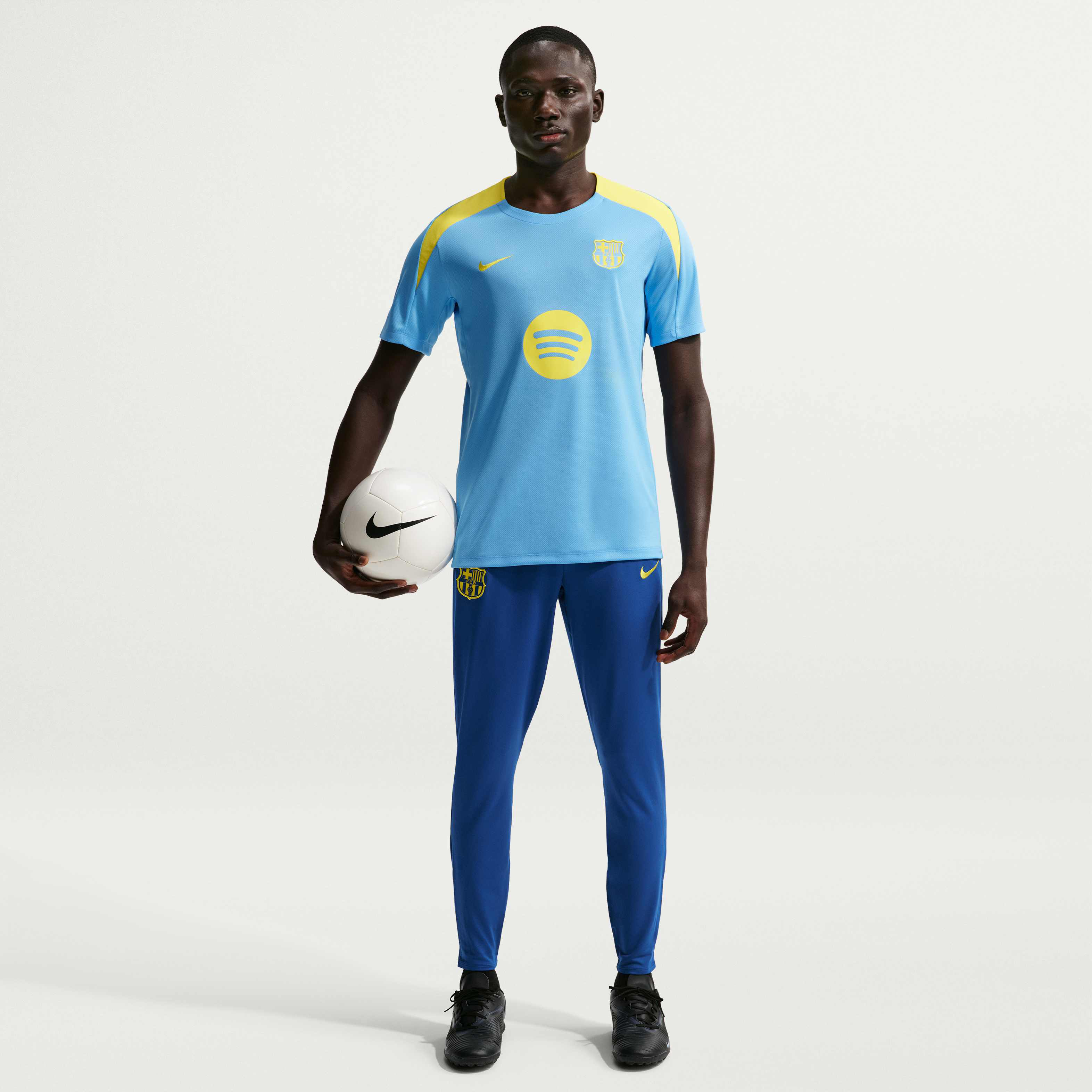 F.C. Barcelona Strike SE image number 0