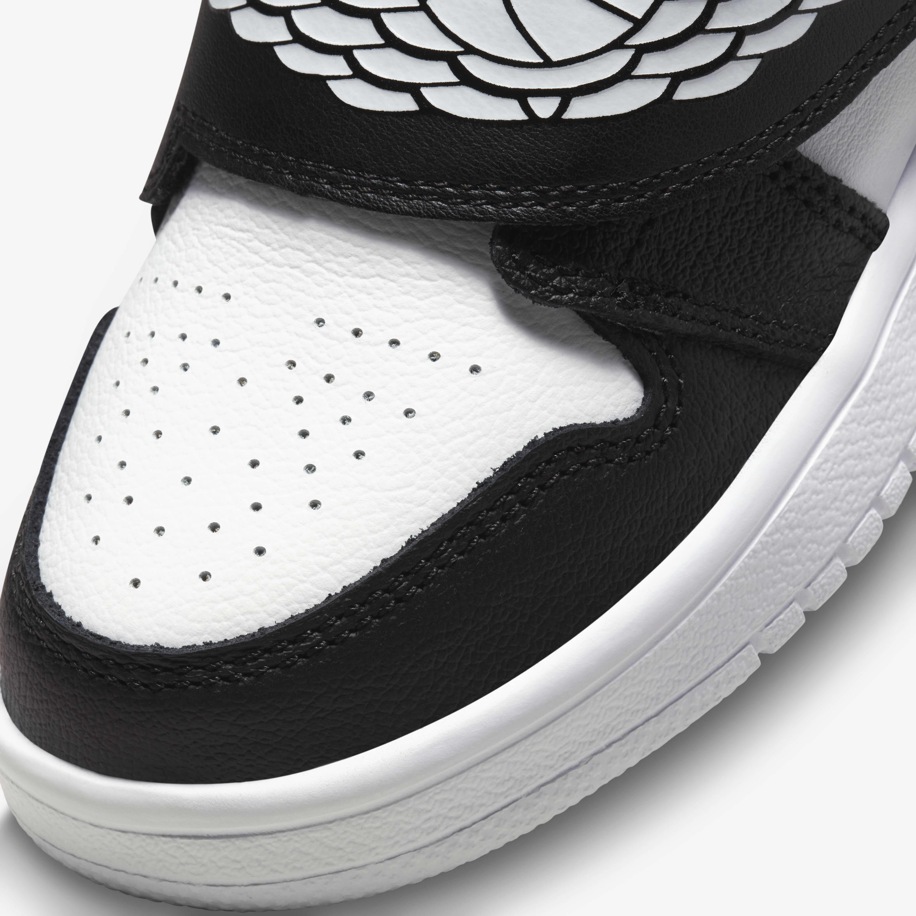Sky Jordan 1 image number 6
