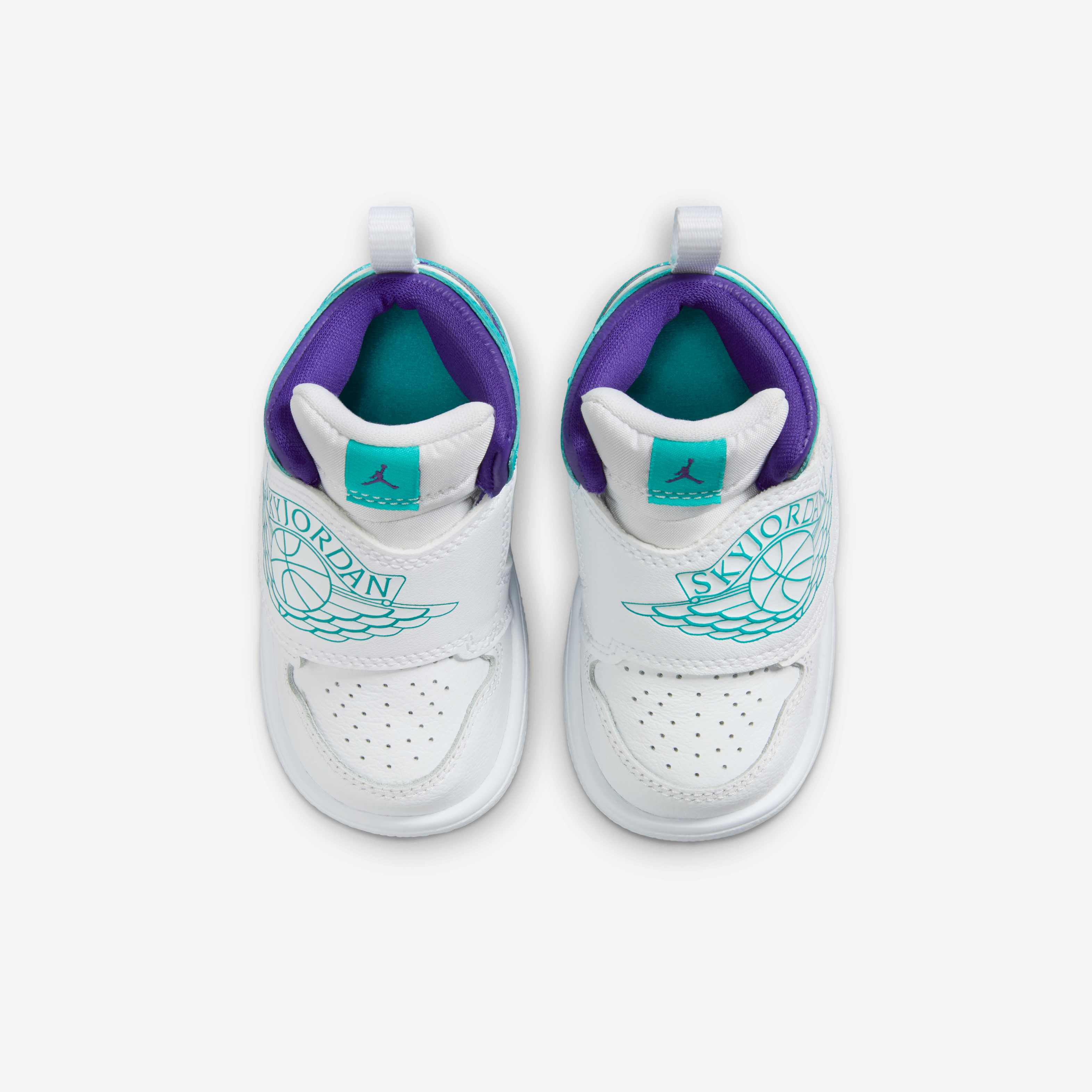 Sky Jordan 1 image number 3