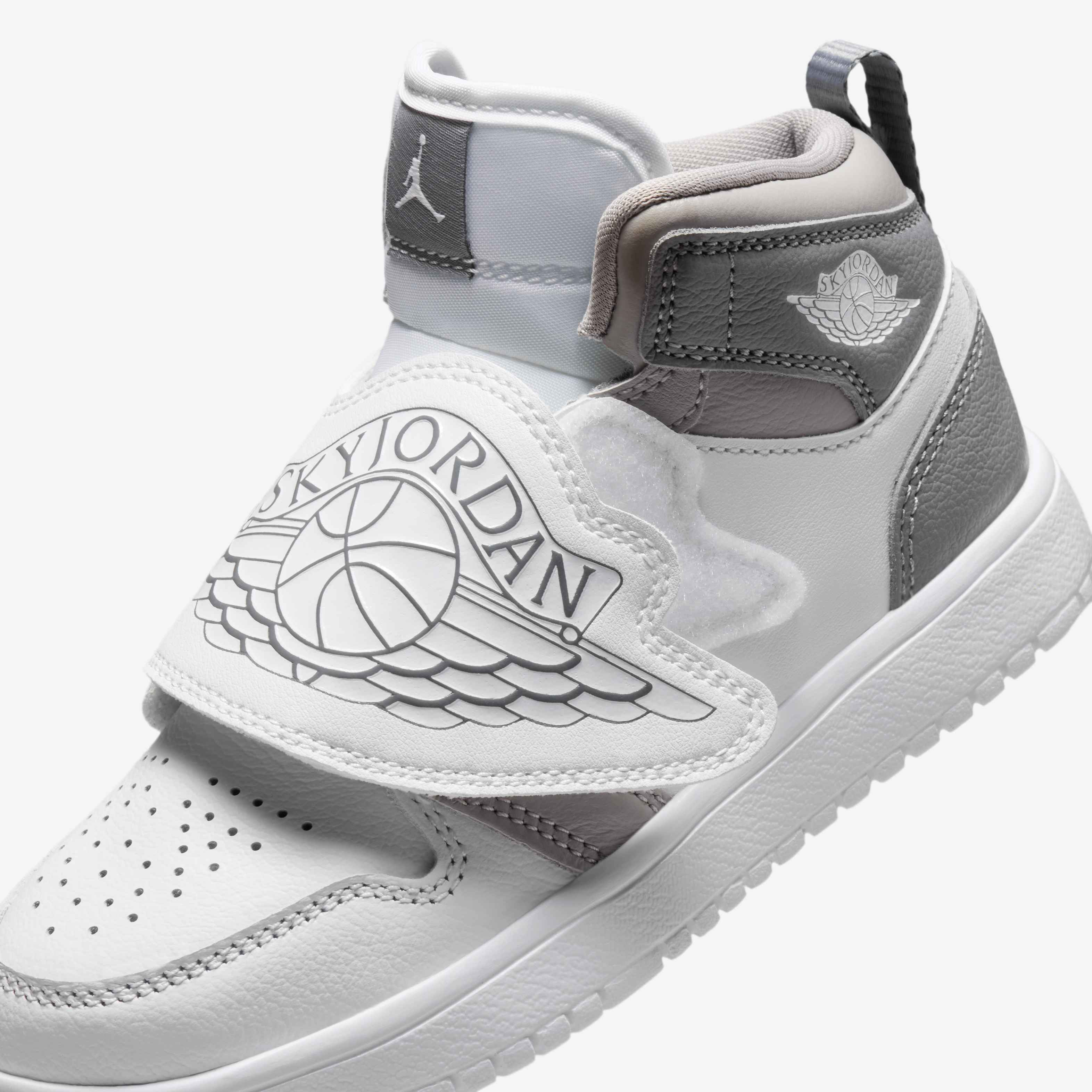 Sky Jordan 1 image number 6