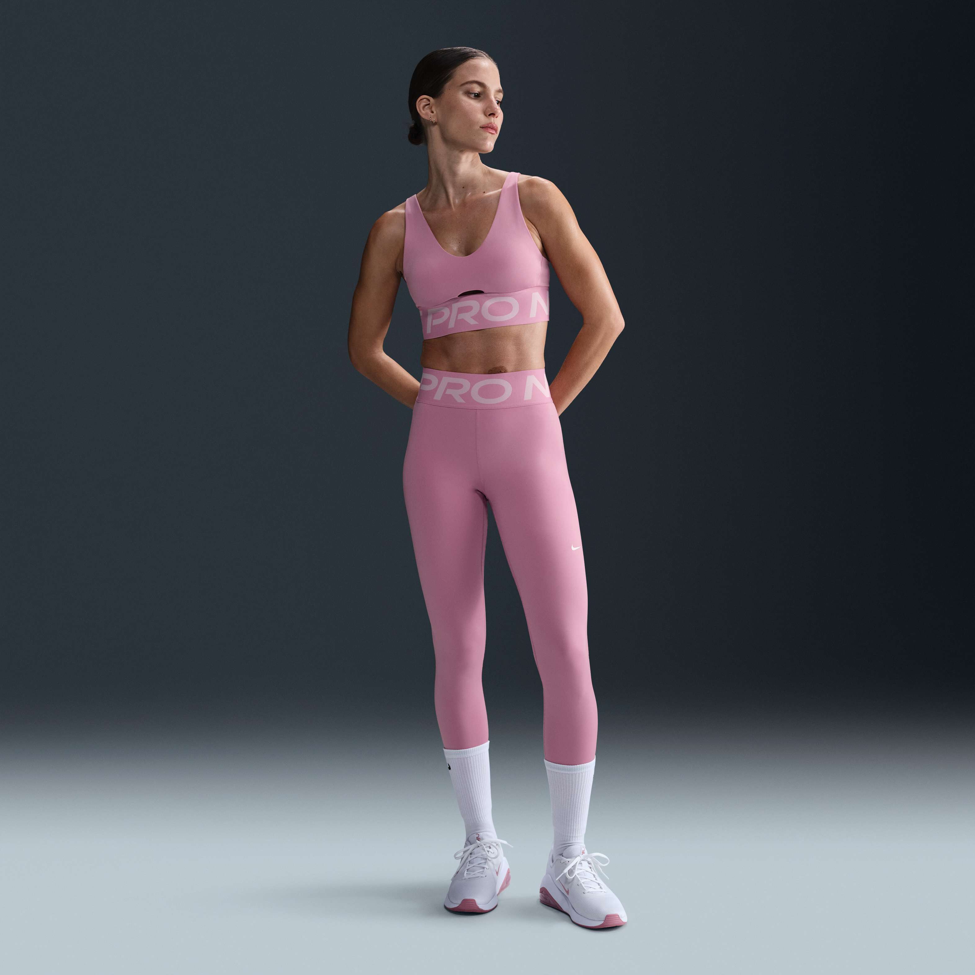 Nike Pro Indy Plunge image number 3