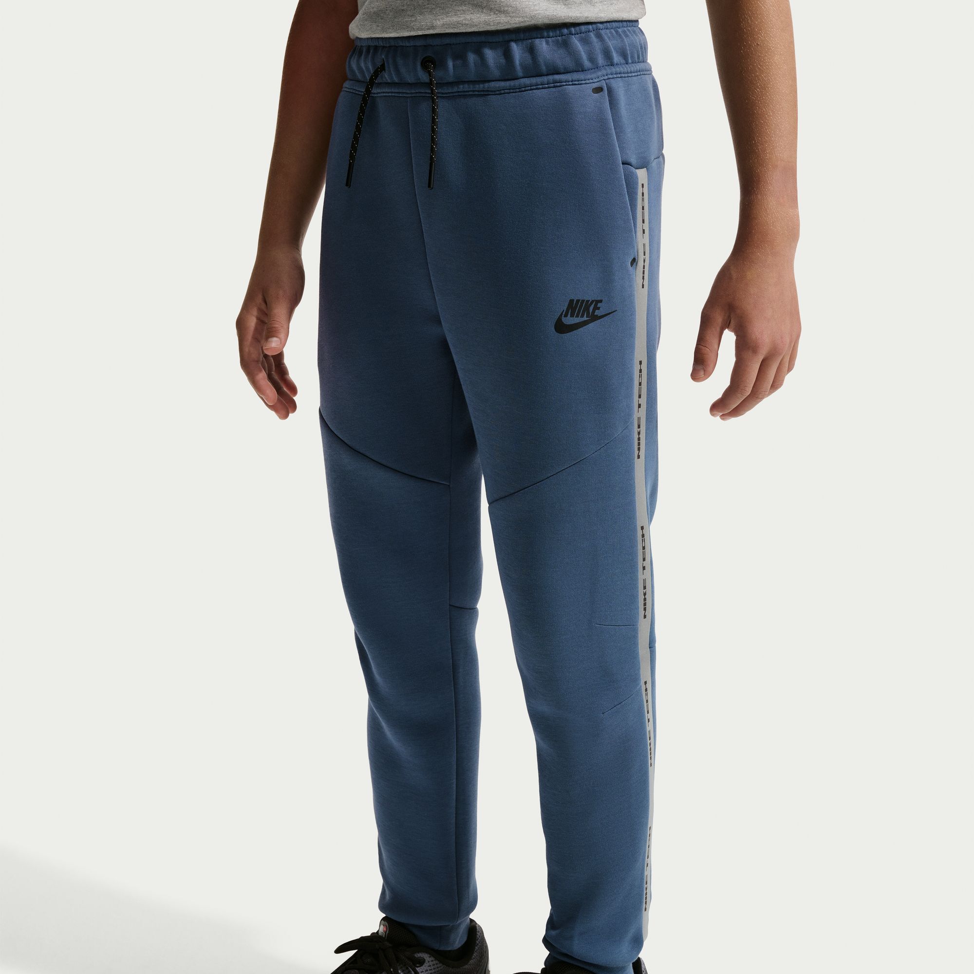 Nike Sportswear Tech Fleece image number 2