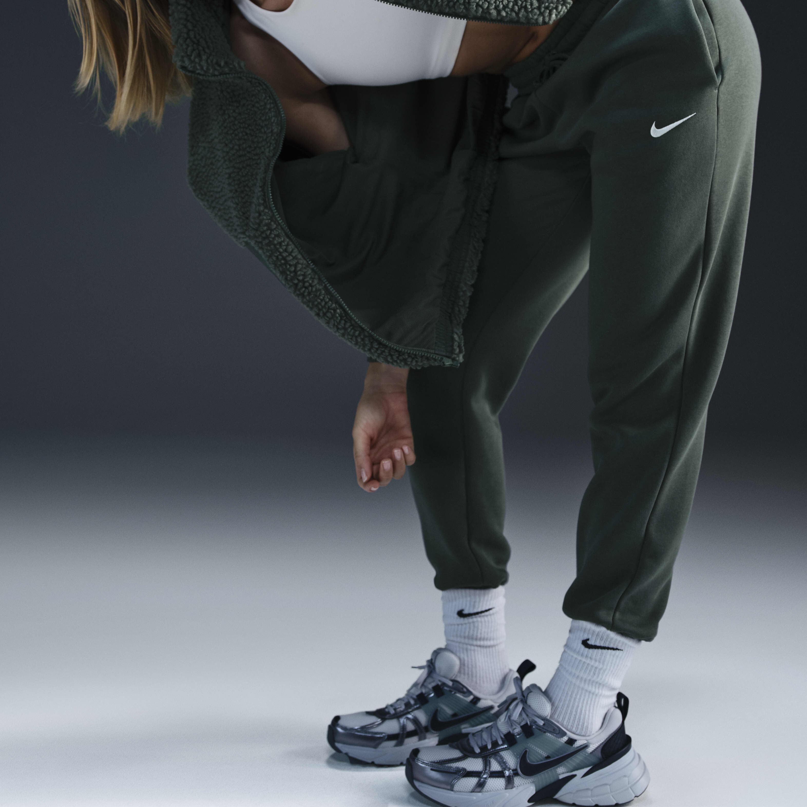 Nike joggers outfit womens on sale