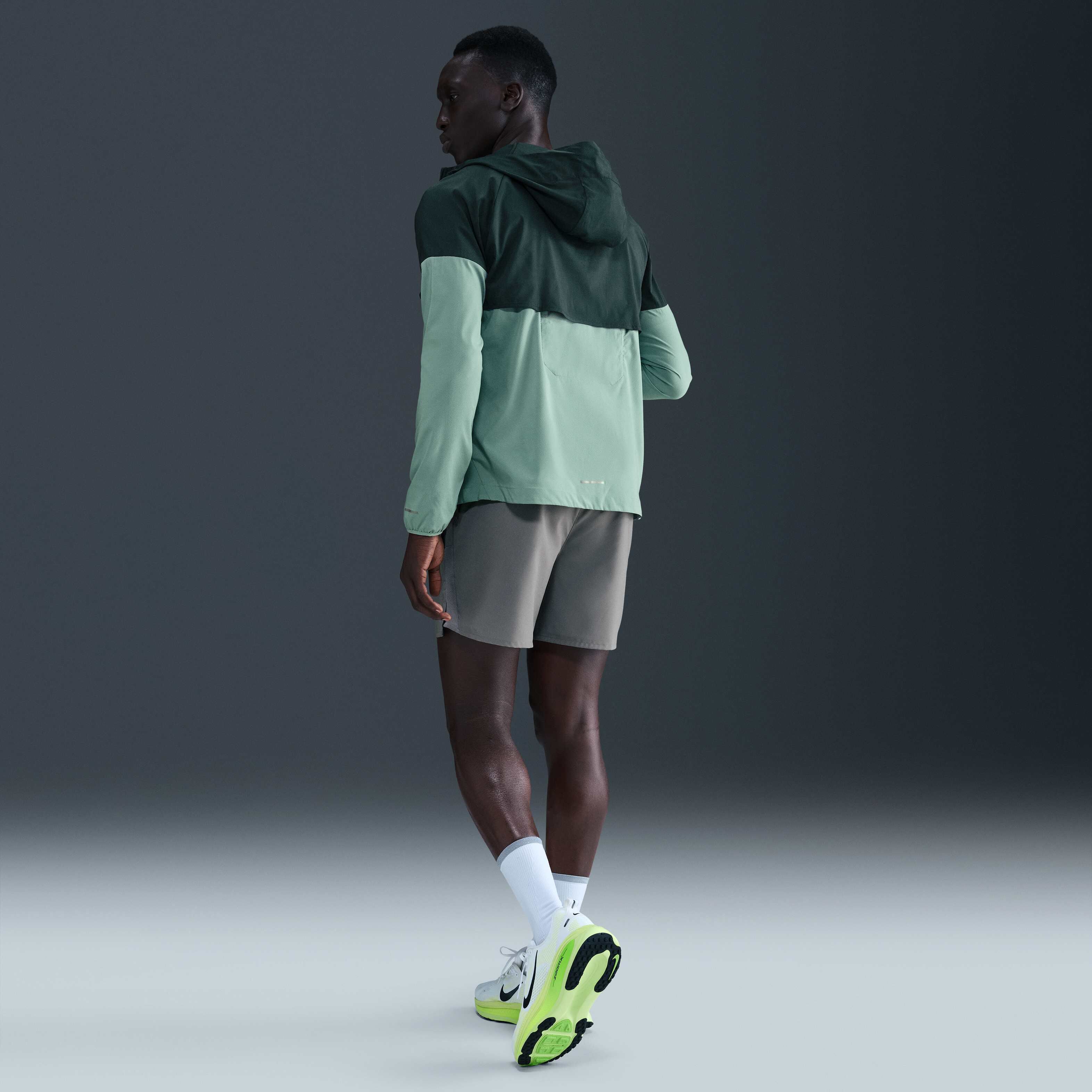 نايكي ايمبوسبلي لايت ويندرانر image number 4