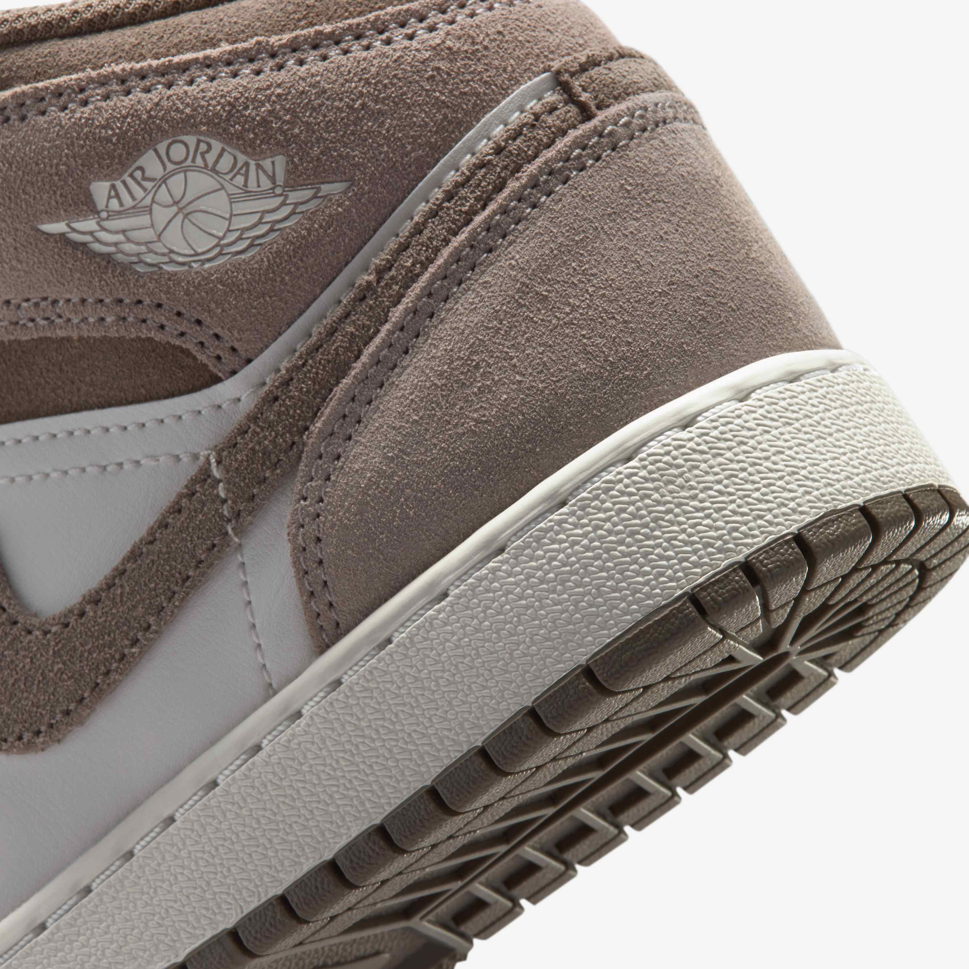 Air Jordan 1 Mid image number 7