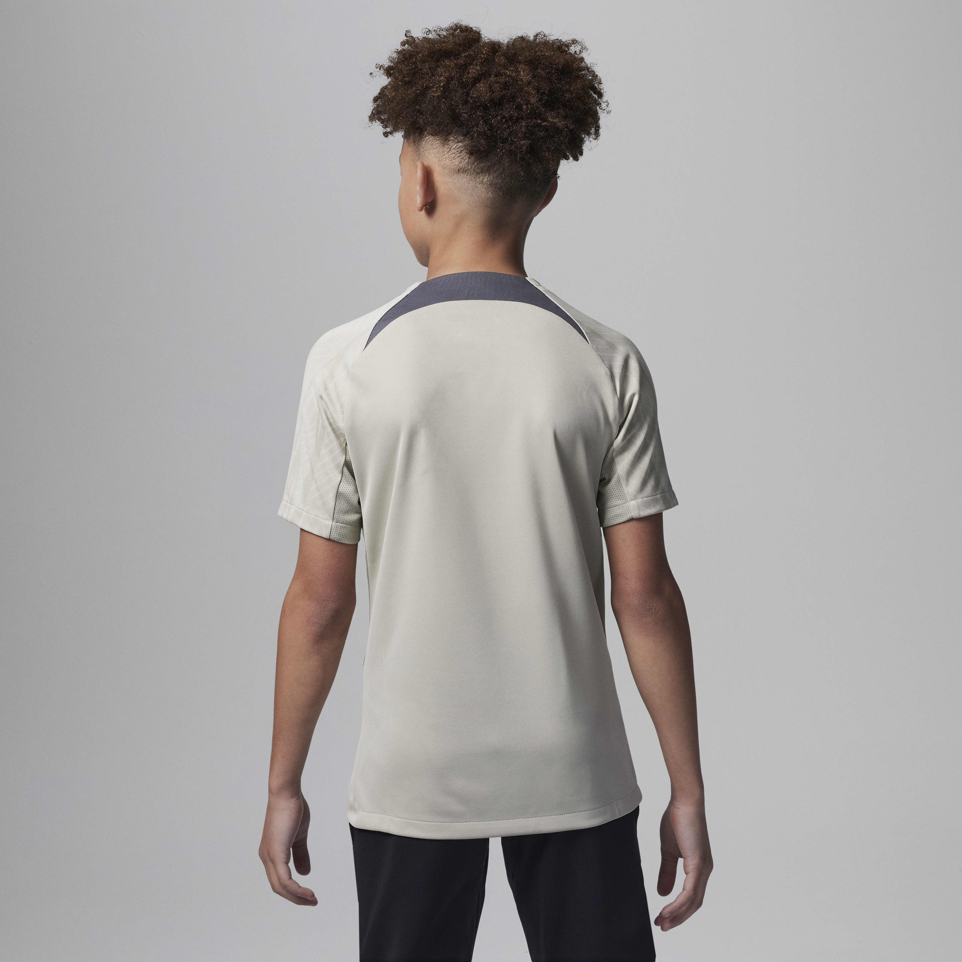 Paris Saint-Germain Strike Third image number 1