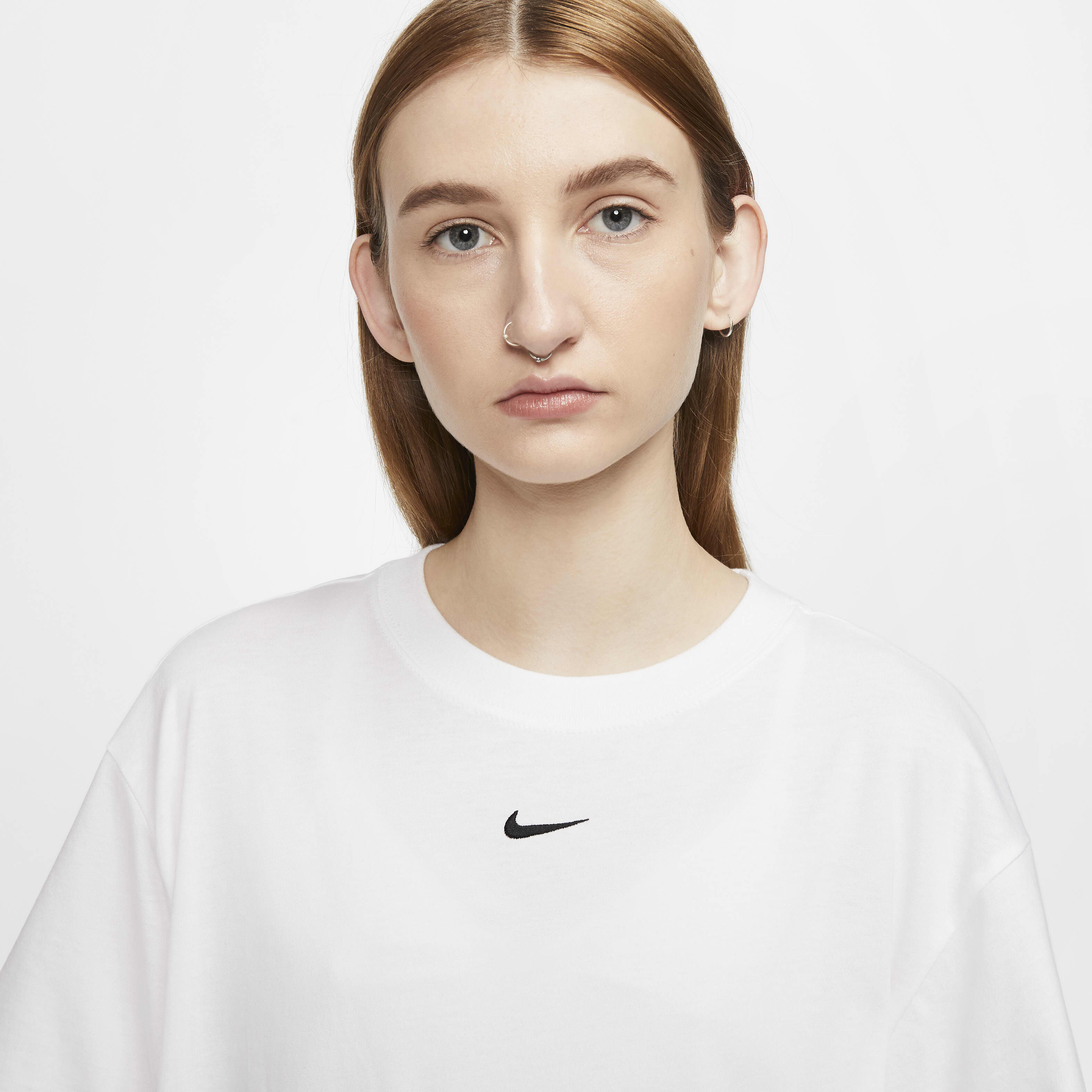 Nike Sportswear Essential image number 2