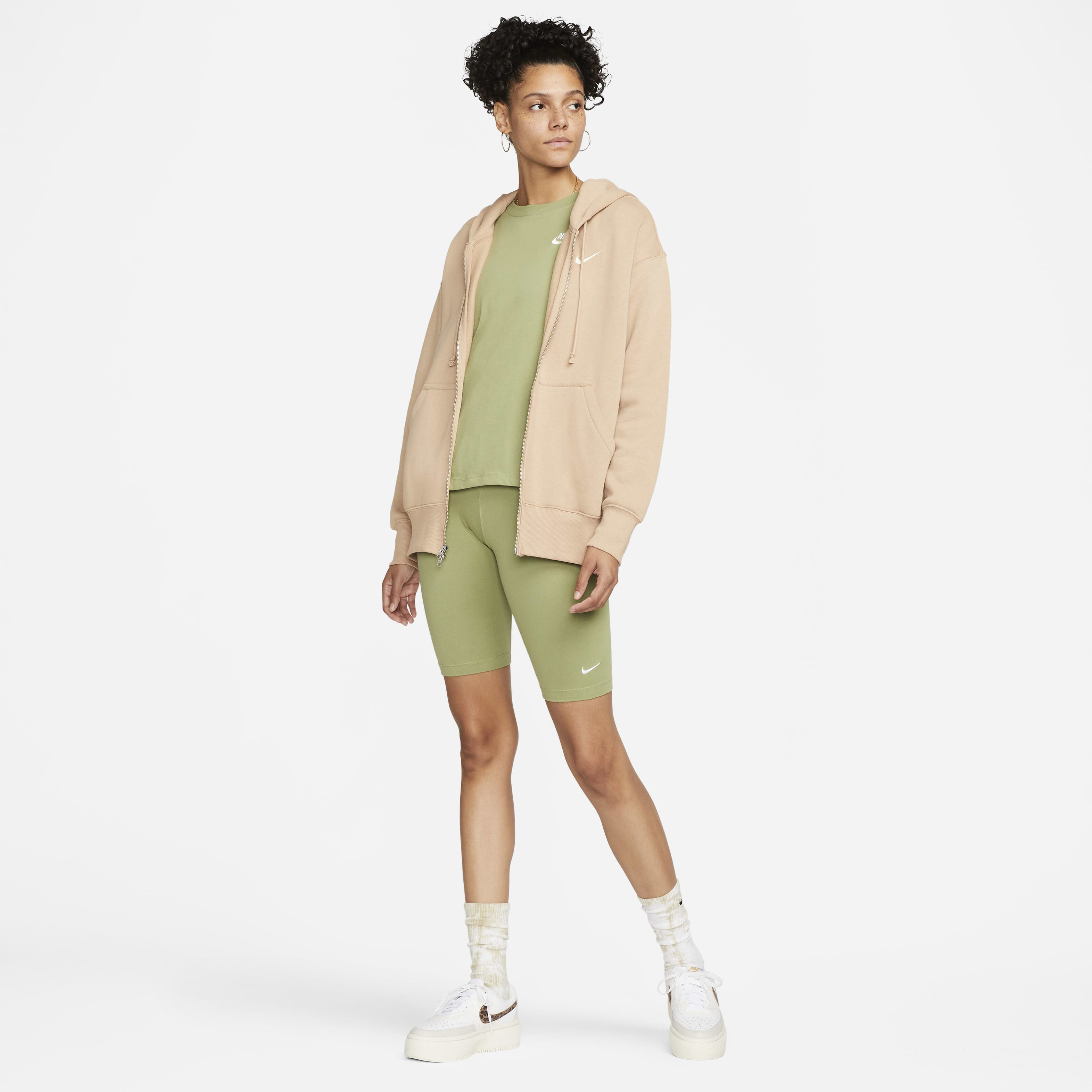 Nike Sportswear Essential image number 4