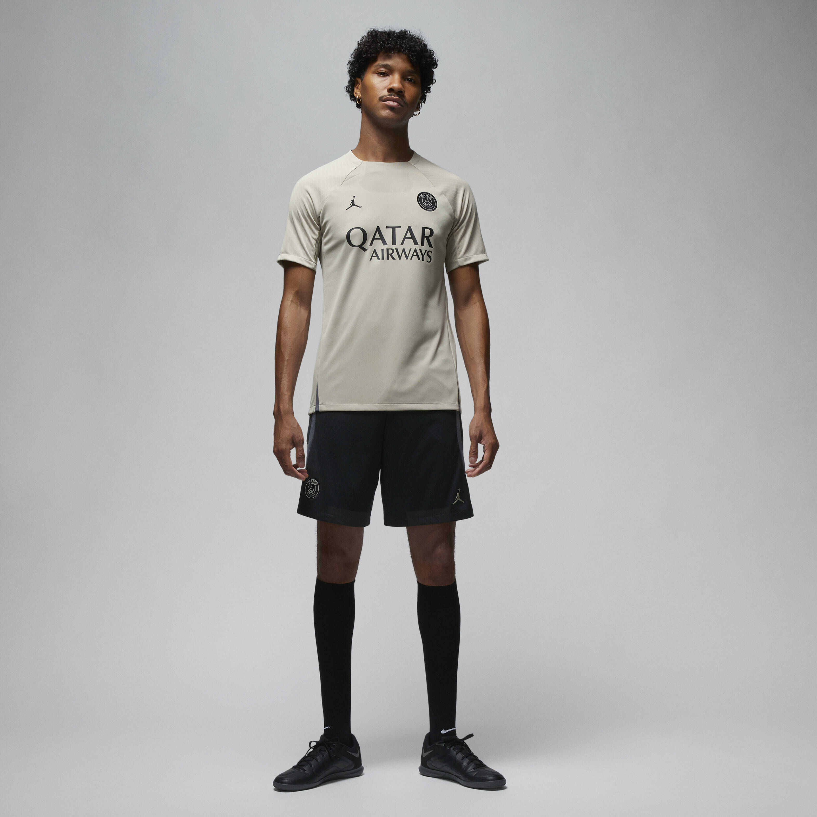 Paris Saint-Germain Strike Third image number 7