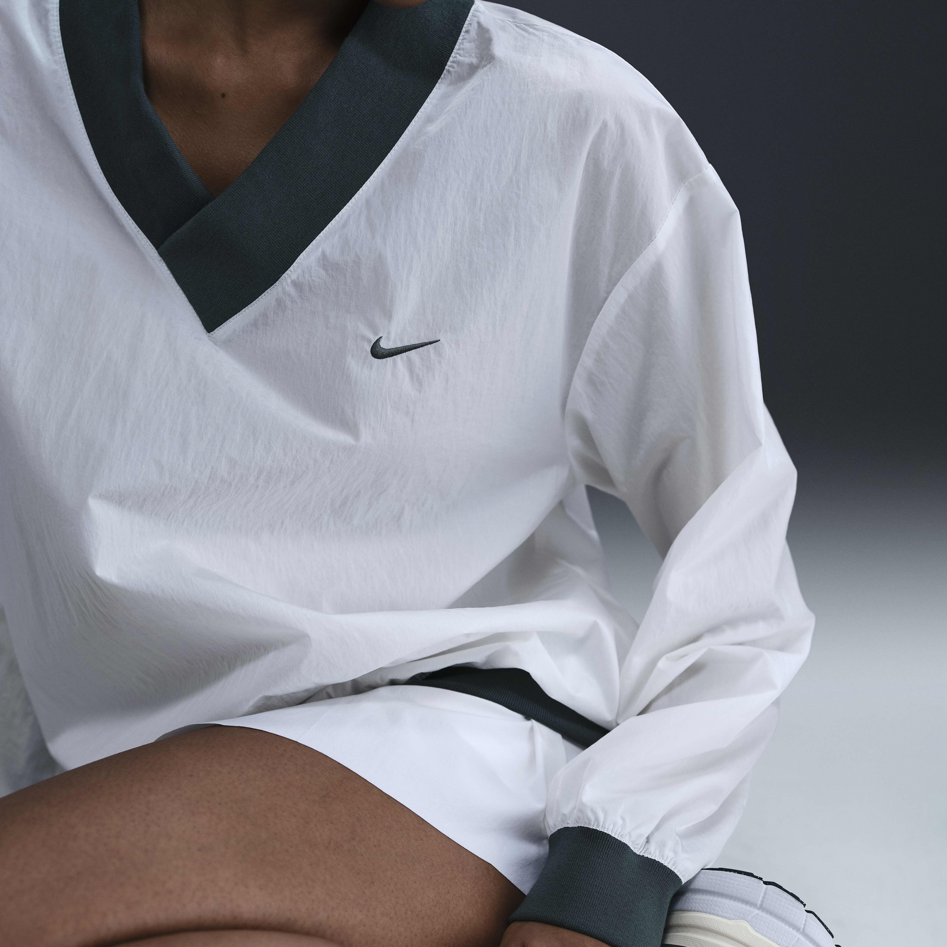 White nike v neck 2025