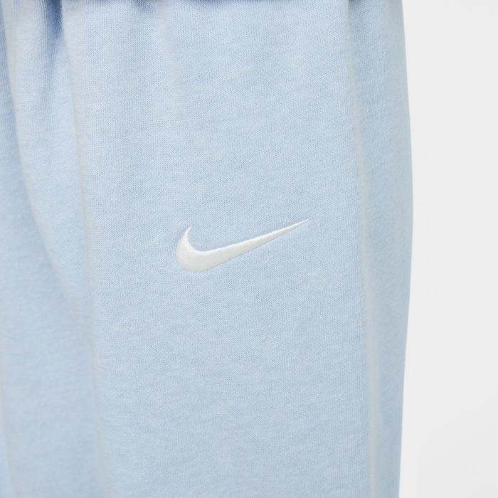 Nike Essentials image number 2 Nike Essentials image number 2