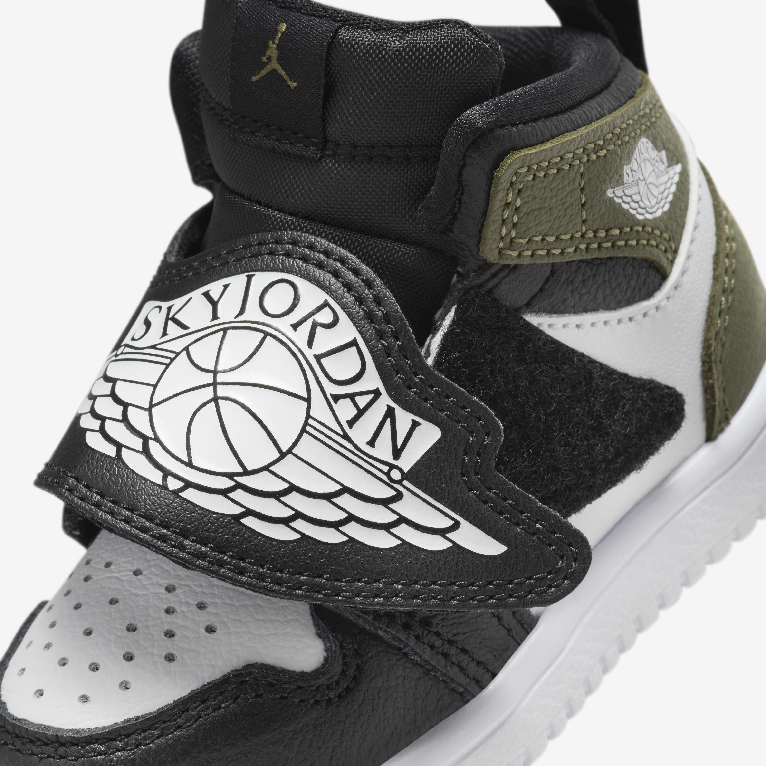 Sky Jordan 1 image number 6