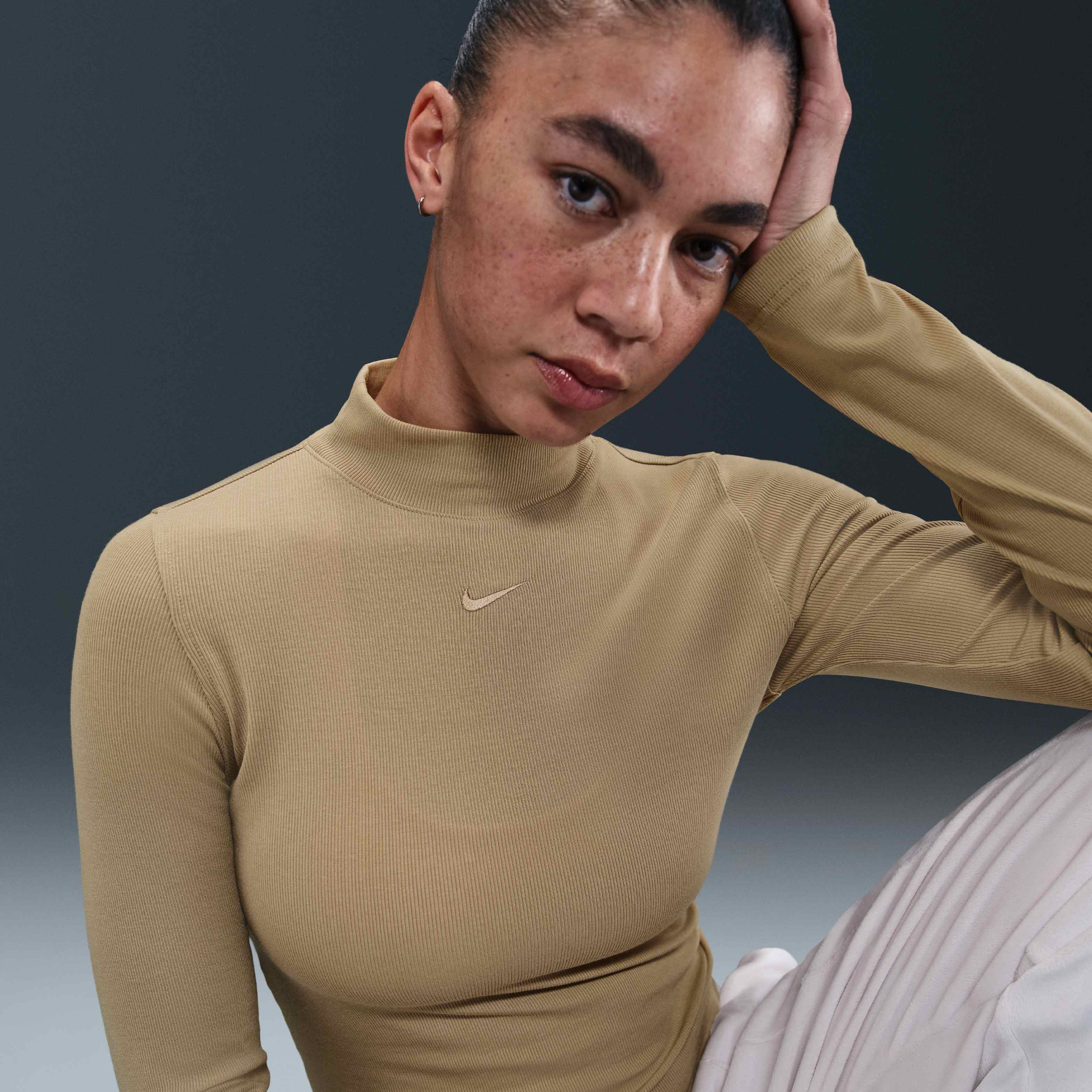 Nike Sportswear Essential image number 2