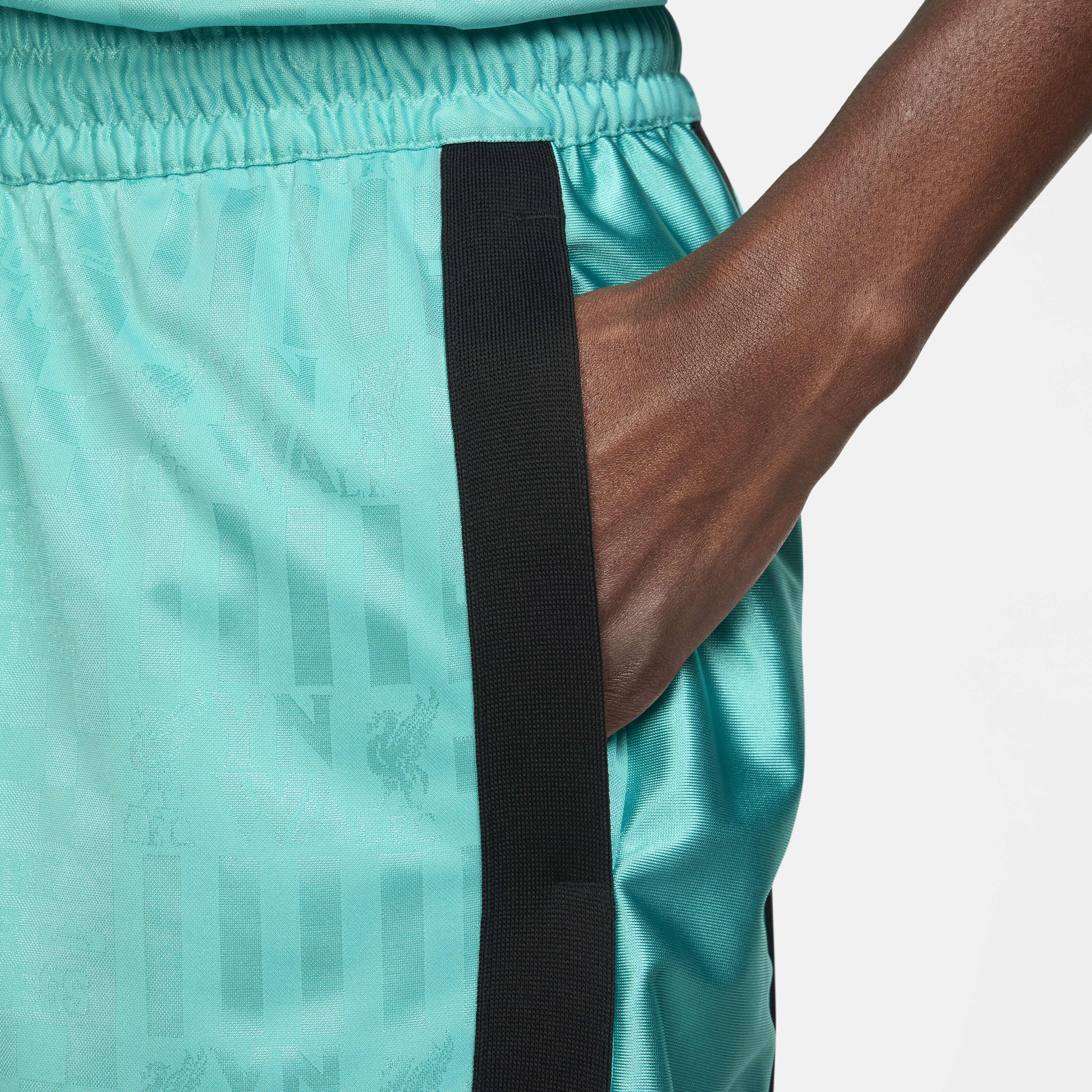 ليبرون x ليفربول F.C. image number 4