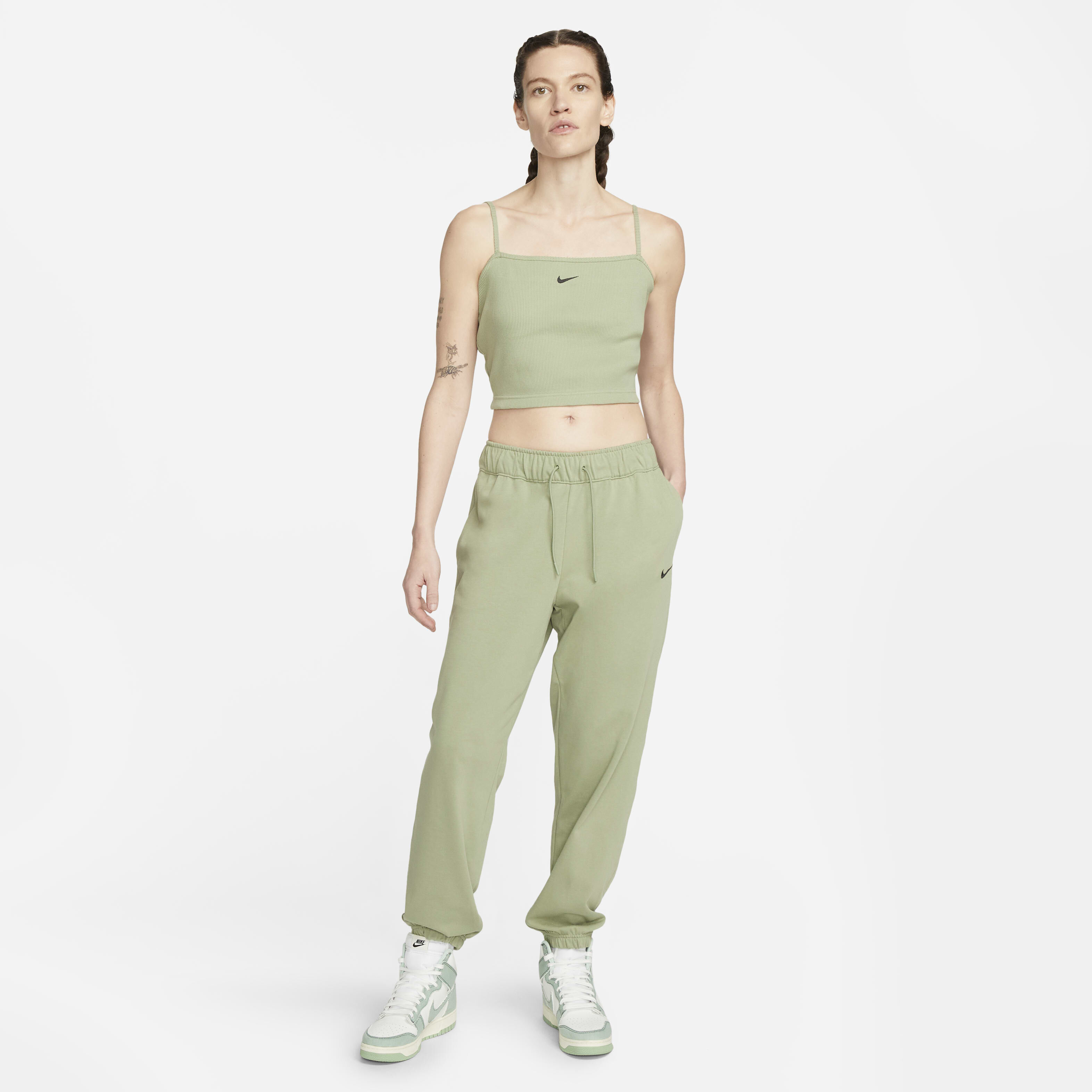 Nike Sportswear Essential image number 4