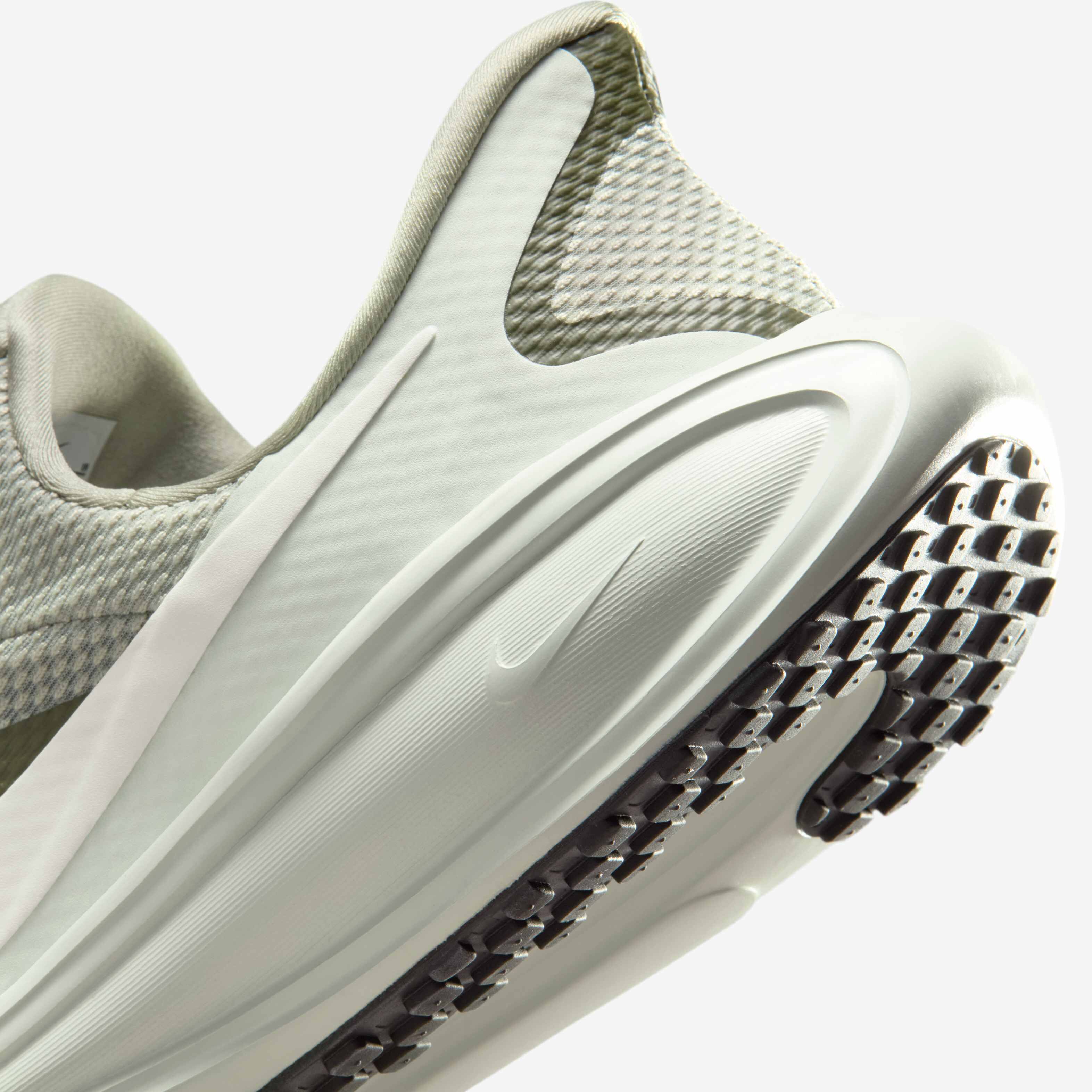 Nike Revolution 8 EasyOn image number 7