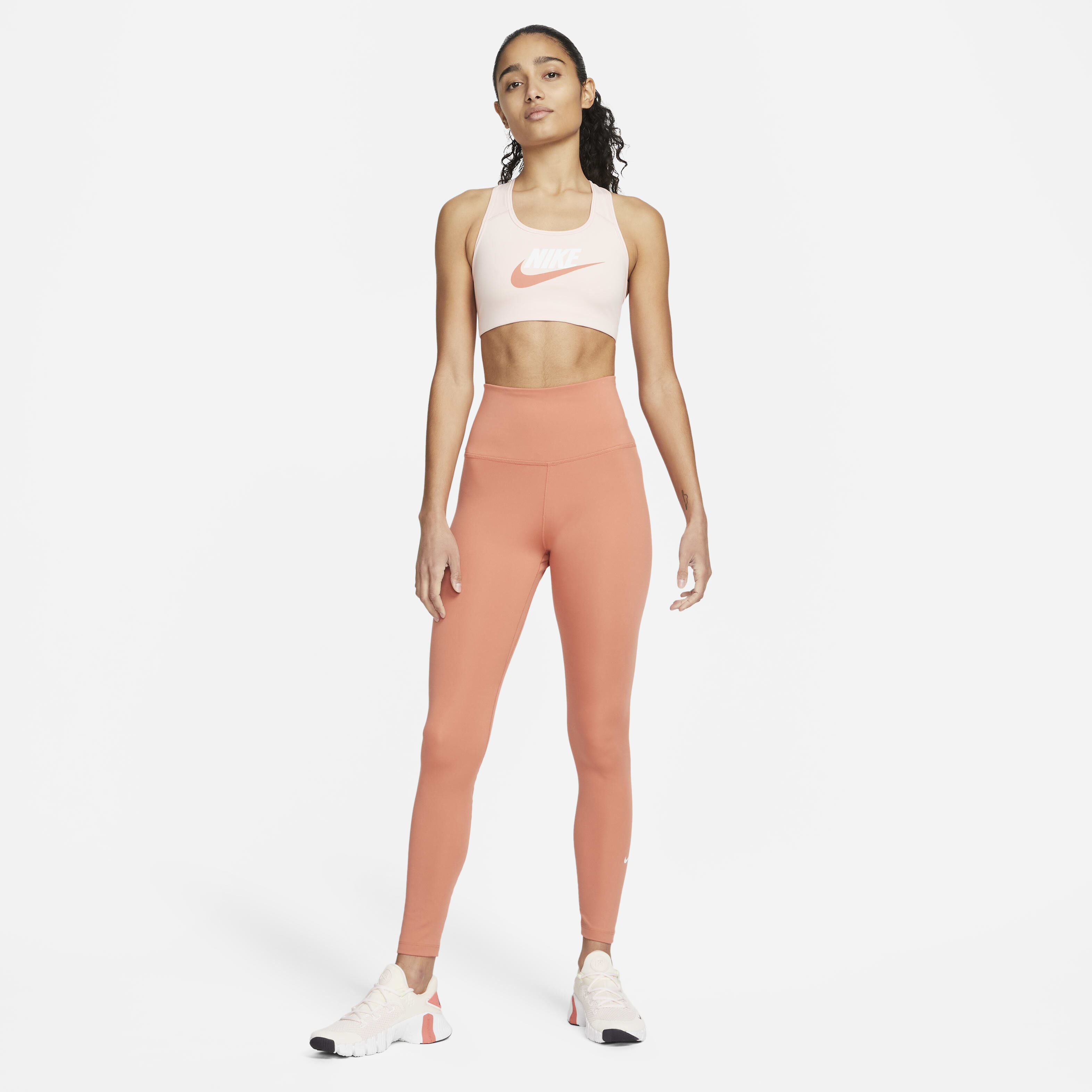 نايكي سووش image number 4