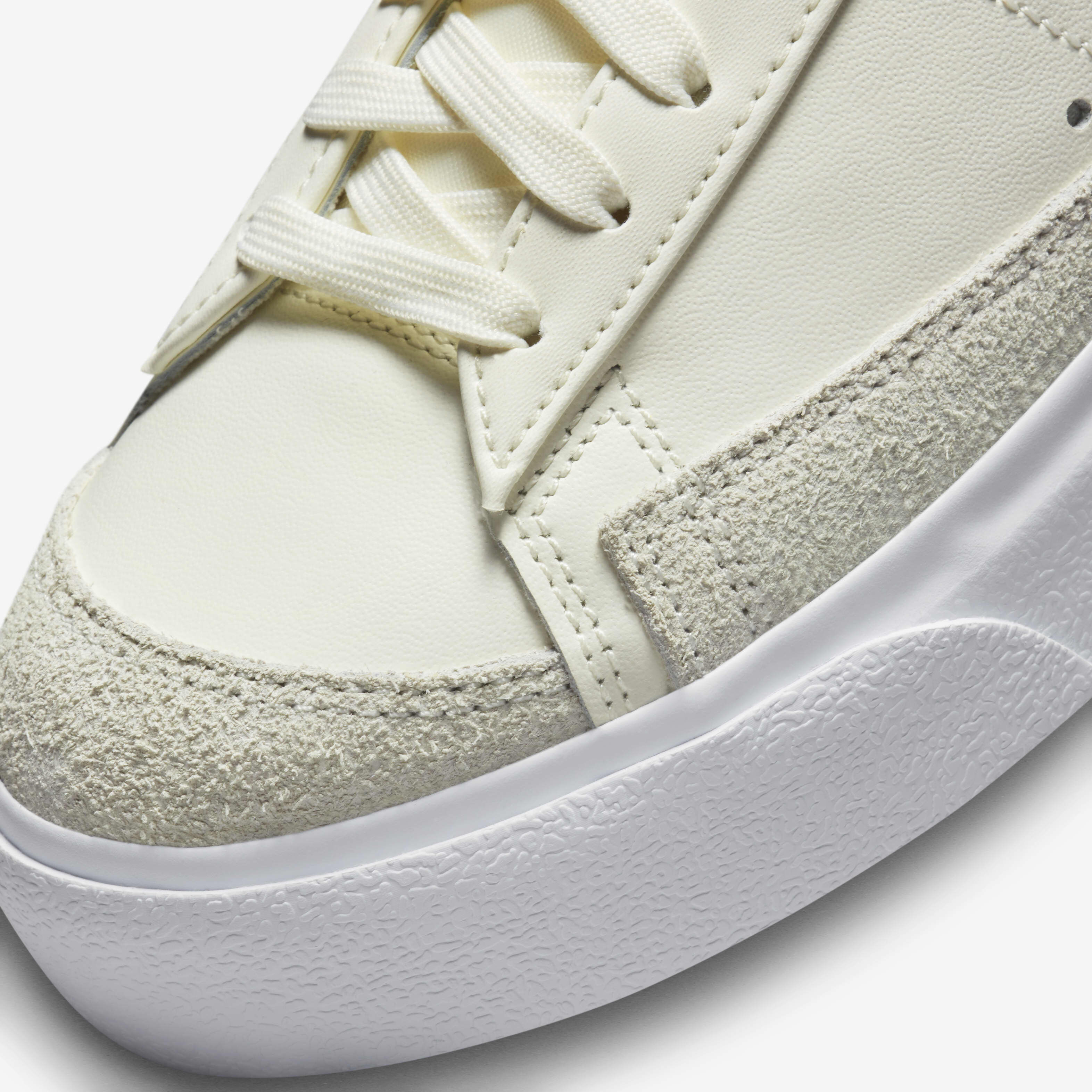 Nike Blazer Low Platform image number 6
