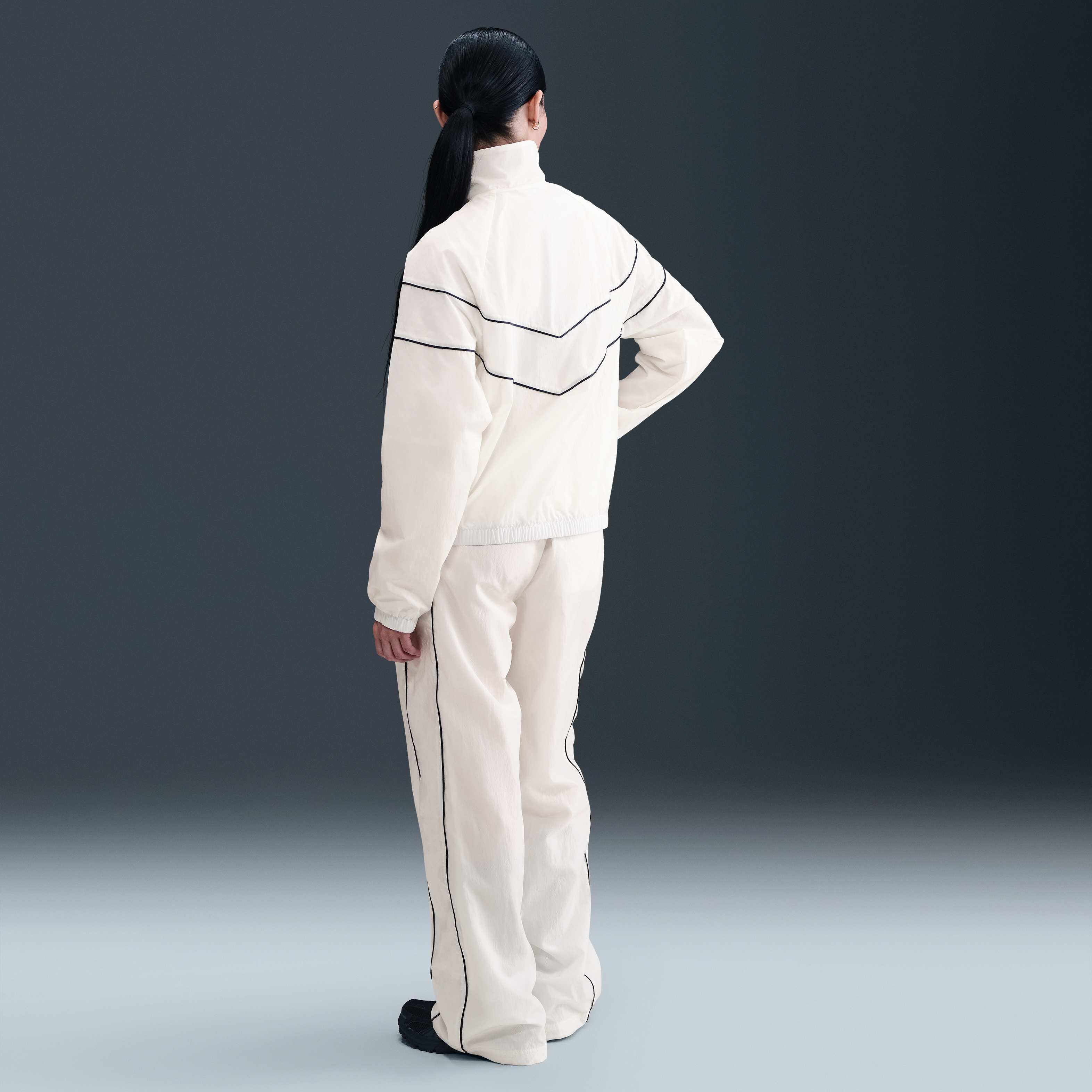 Nike Windrunner image number 4