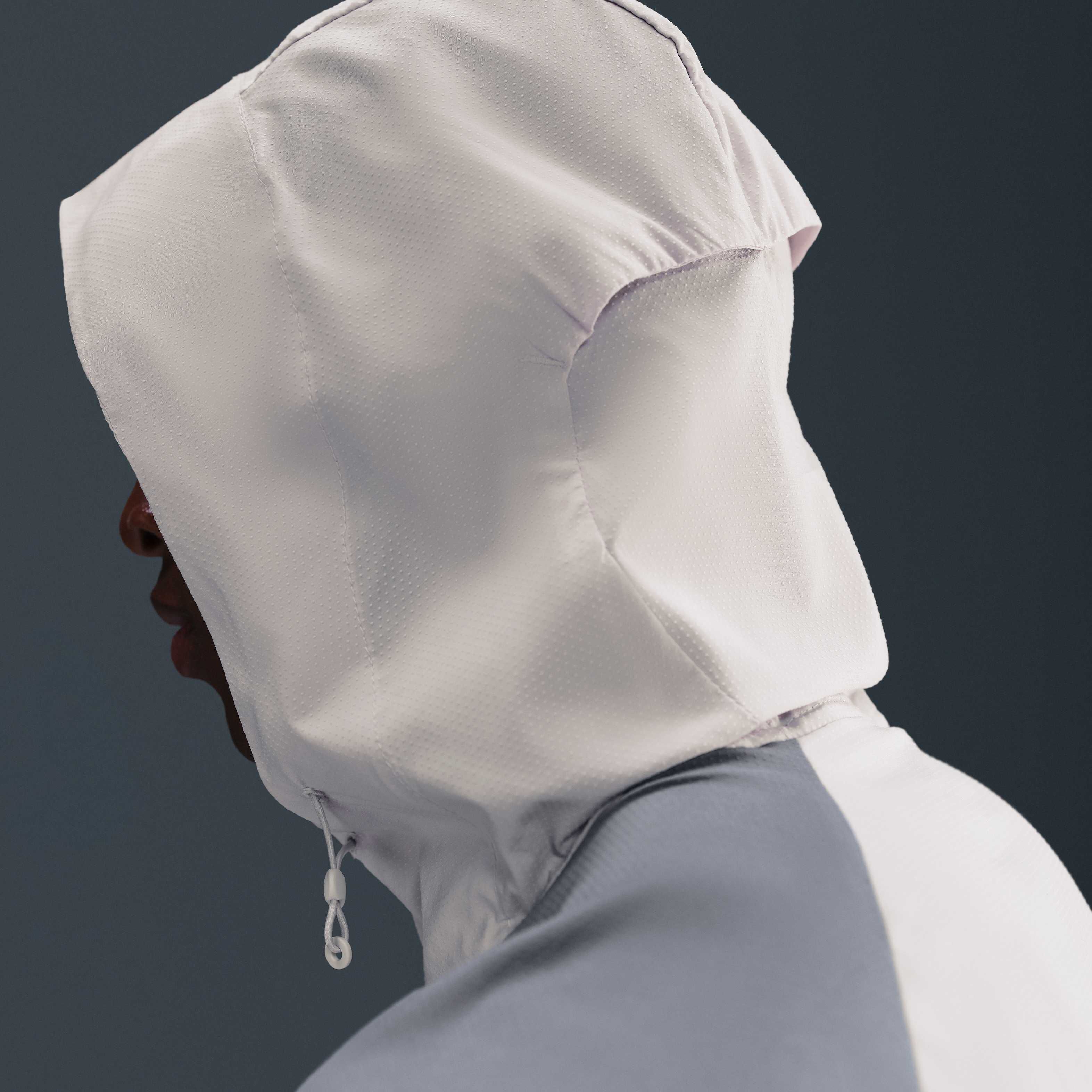 نايكي ايمبوسبلي لايت ويندرانر image number 5