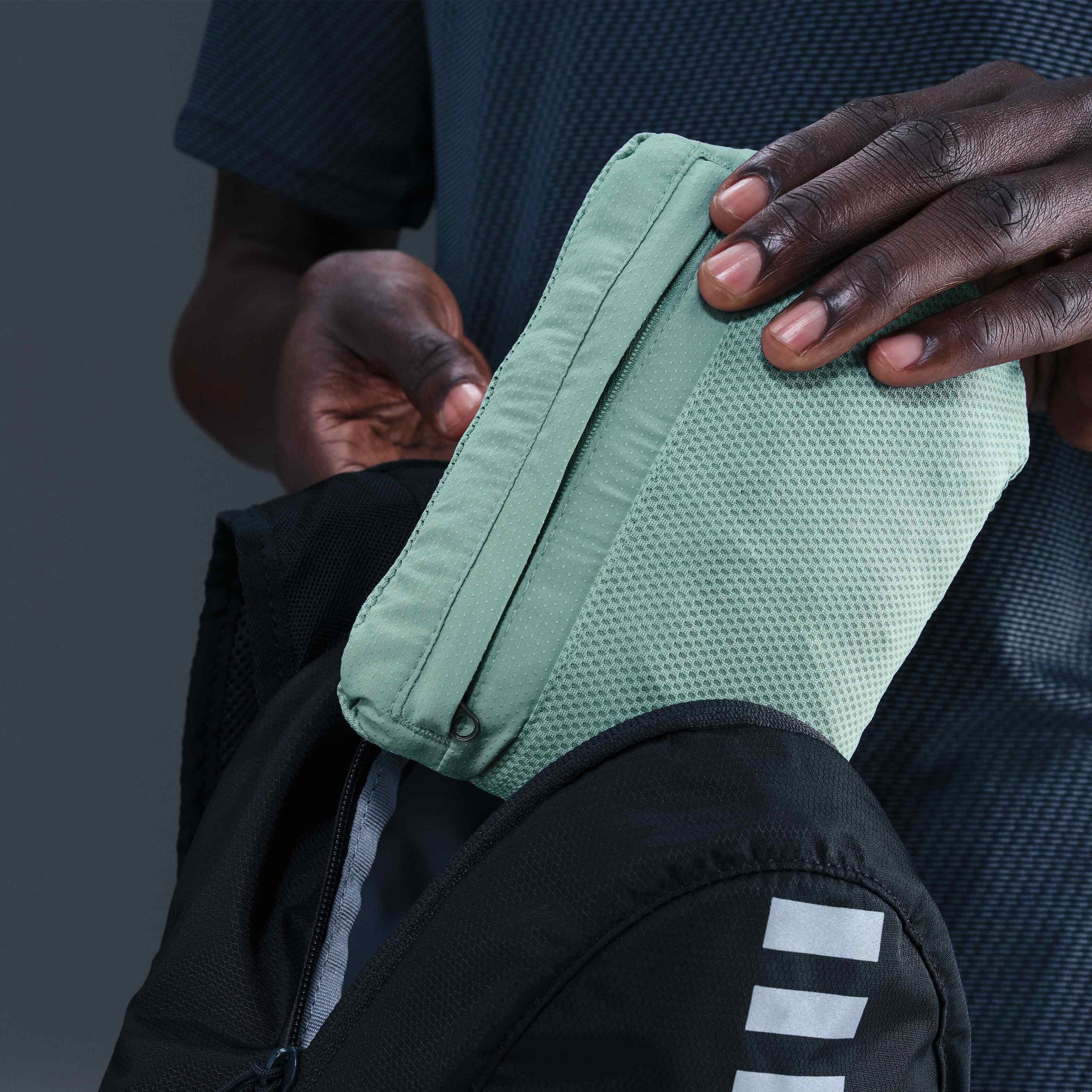 نايكي ايمبوسبلي لايت ويندرانر image number 6