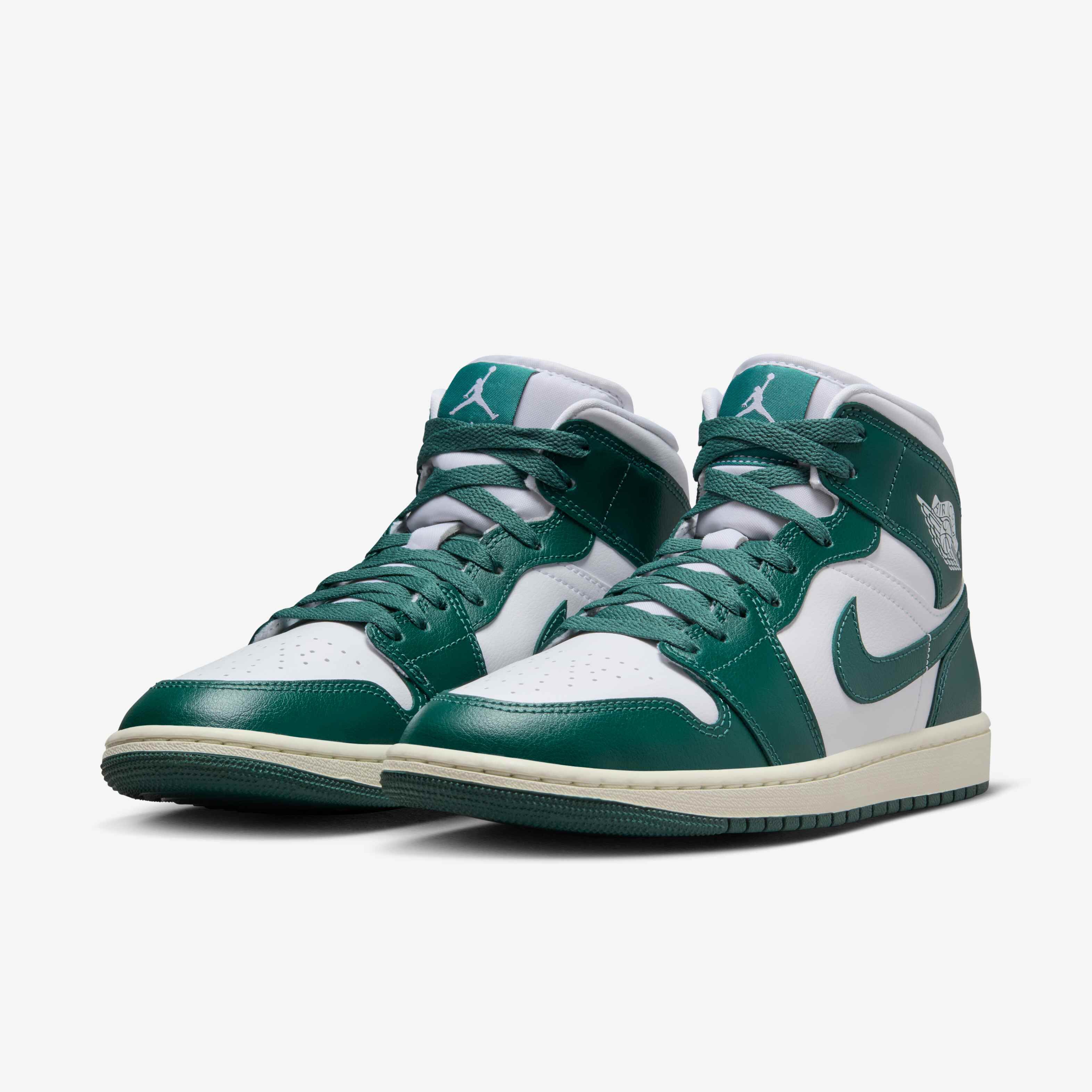 Air Jordan 1 Mid Shoes image number 4