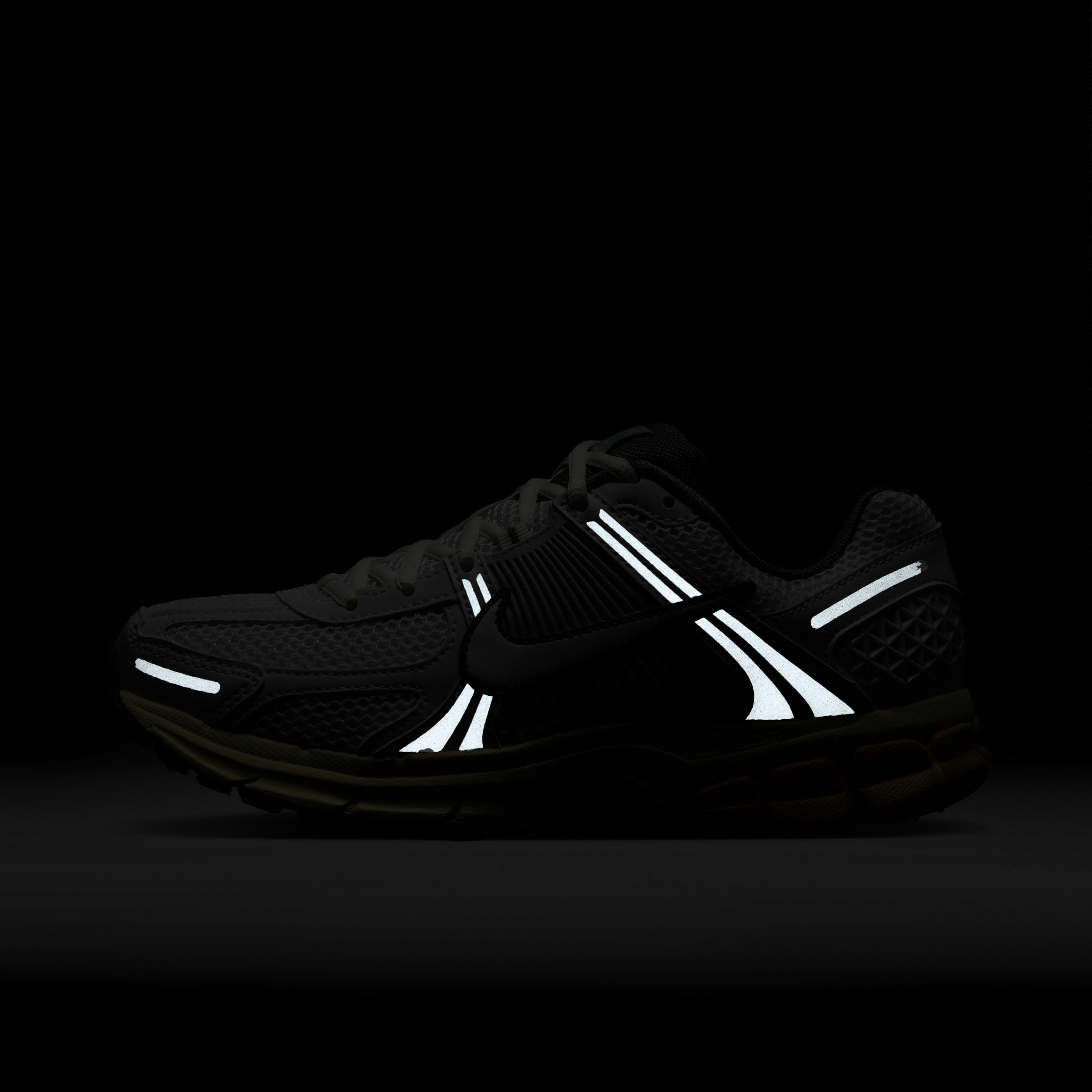 【NIKE】ブラック/オフノワールNike Zoom Vomero 5 Nike Women's Zoom Vomero 5 'Triple Black' – Puffer Reds