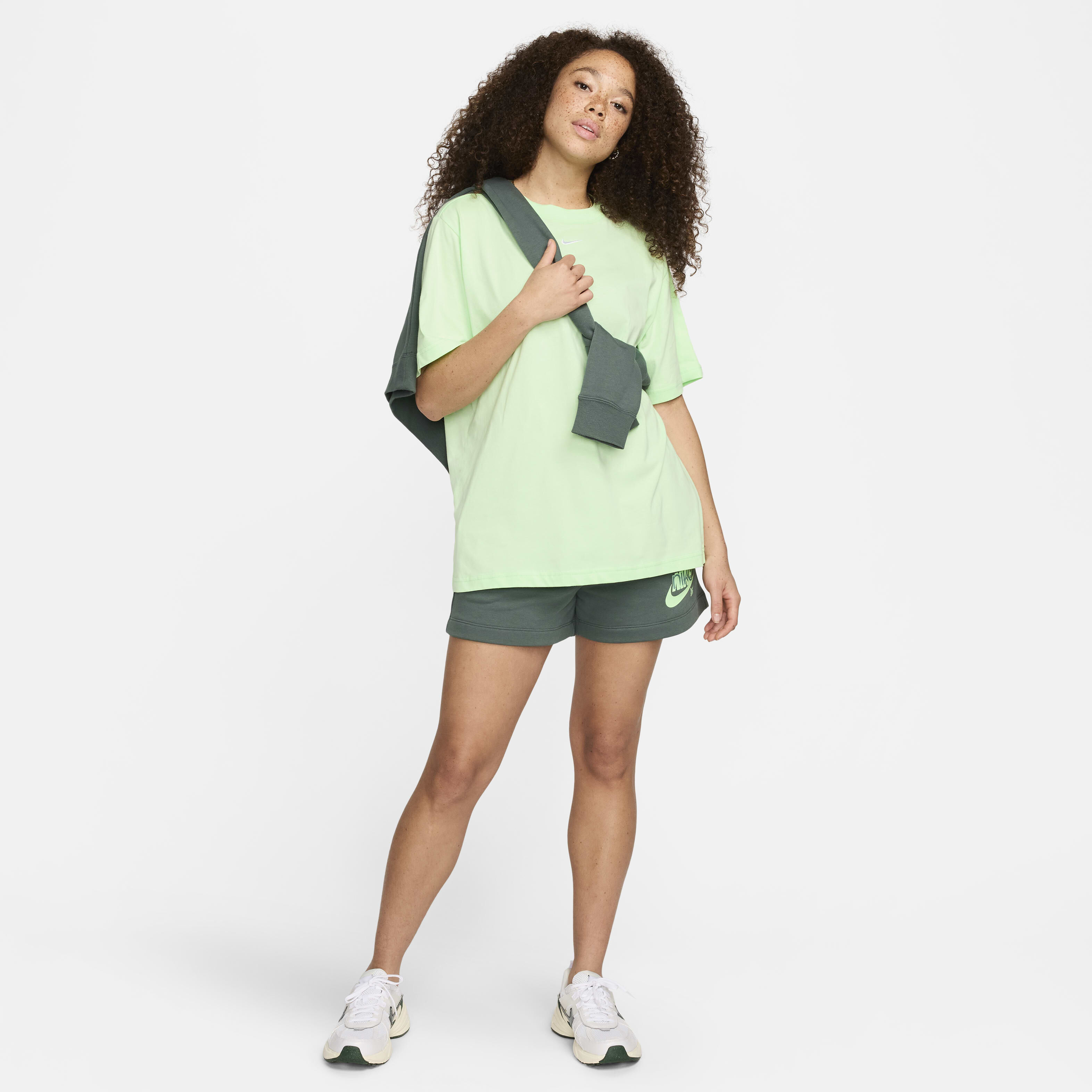 Nike Sportswear Essential image number 4