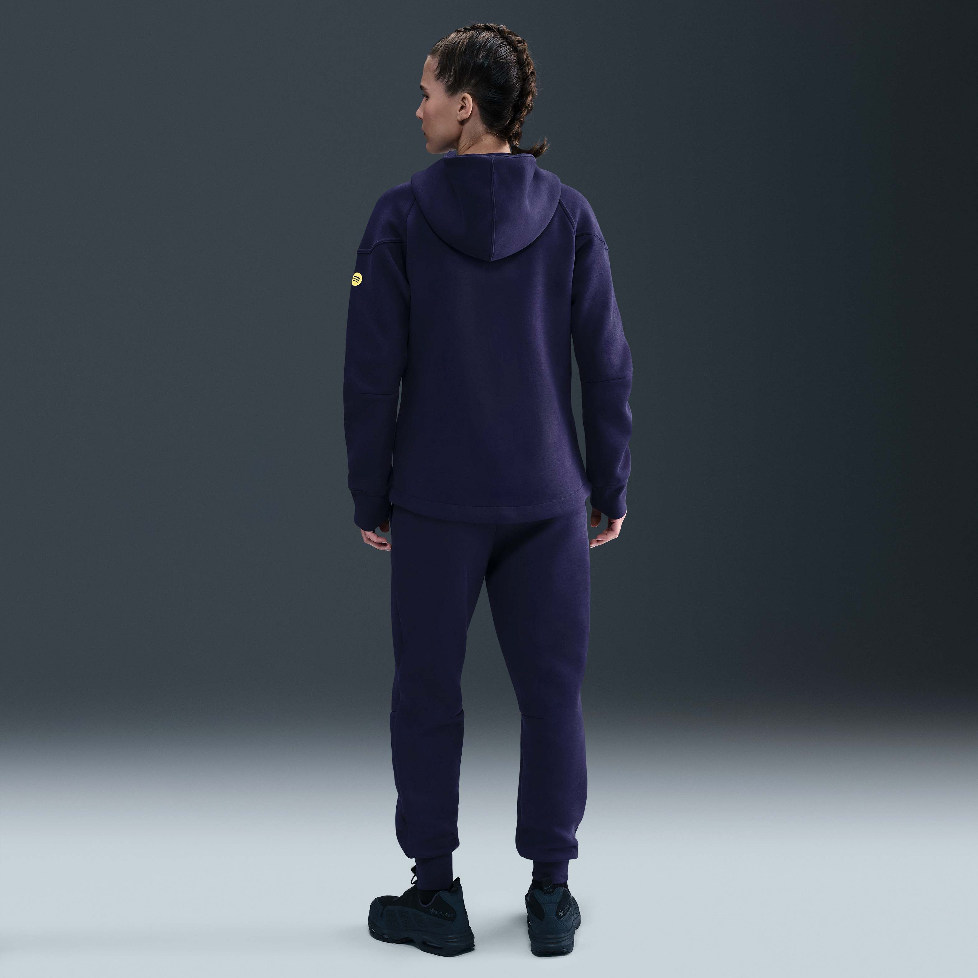 برشلونة تك ويندرانر image number 4