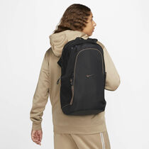 Nike Sportswear Essentials