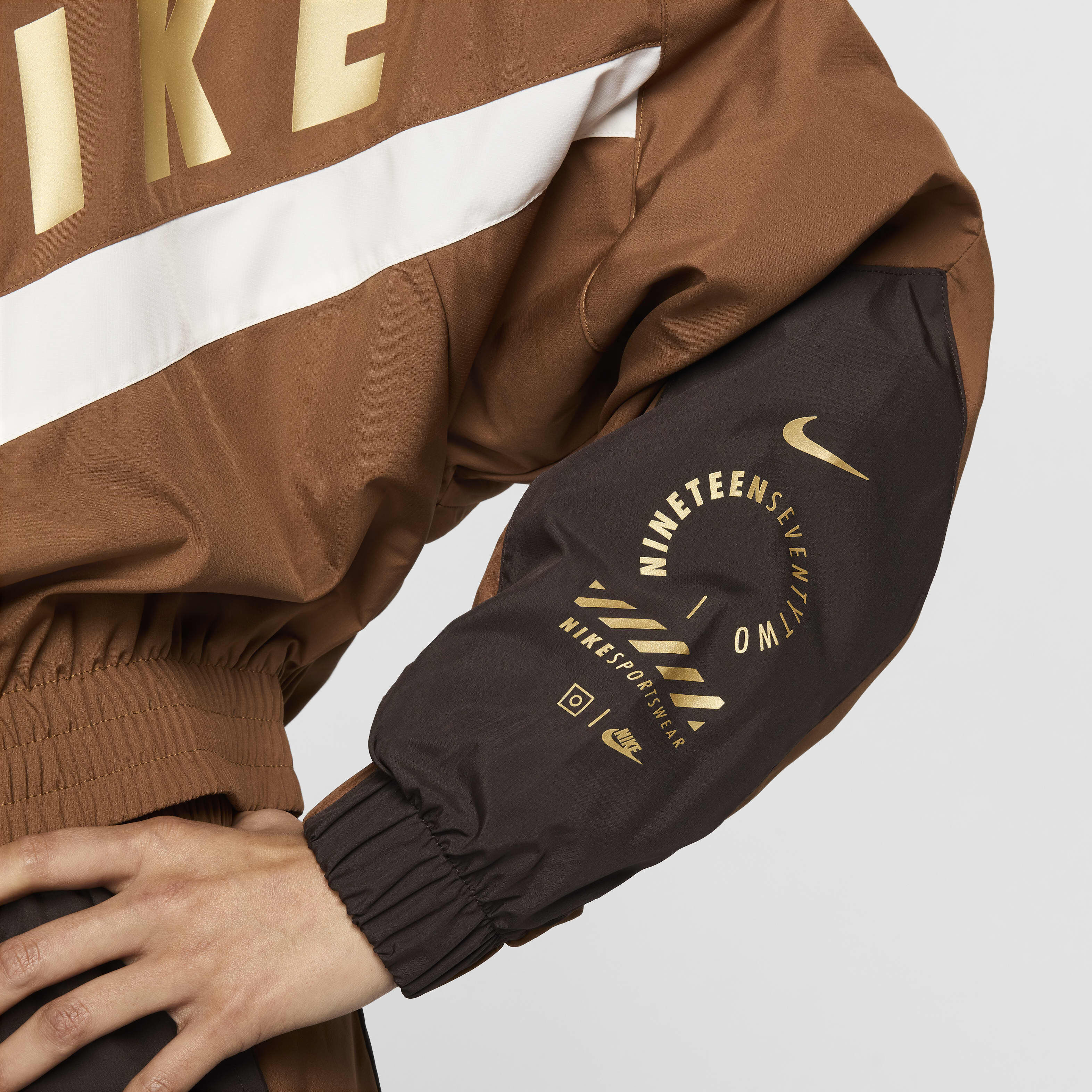 Nike sportswear windrunner women's woven windbreaker 2025