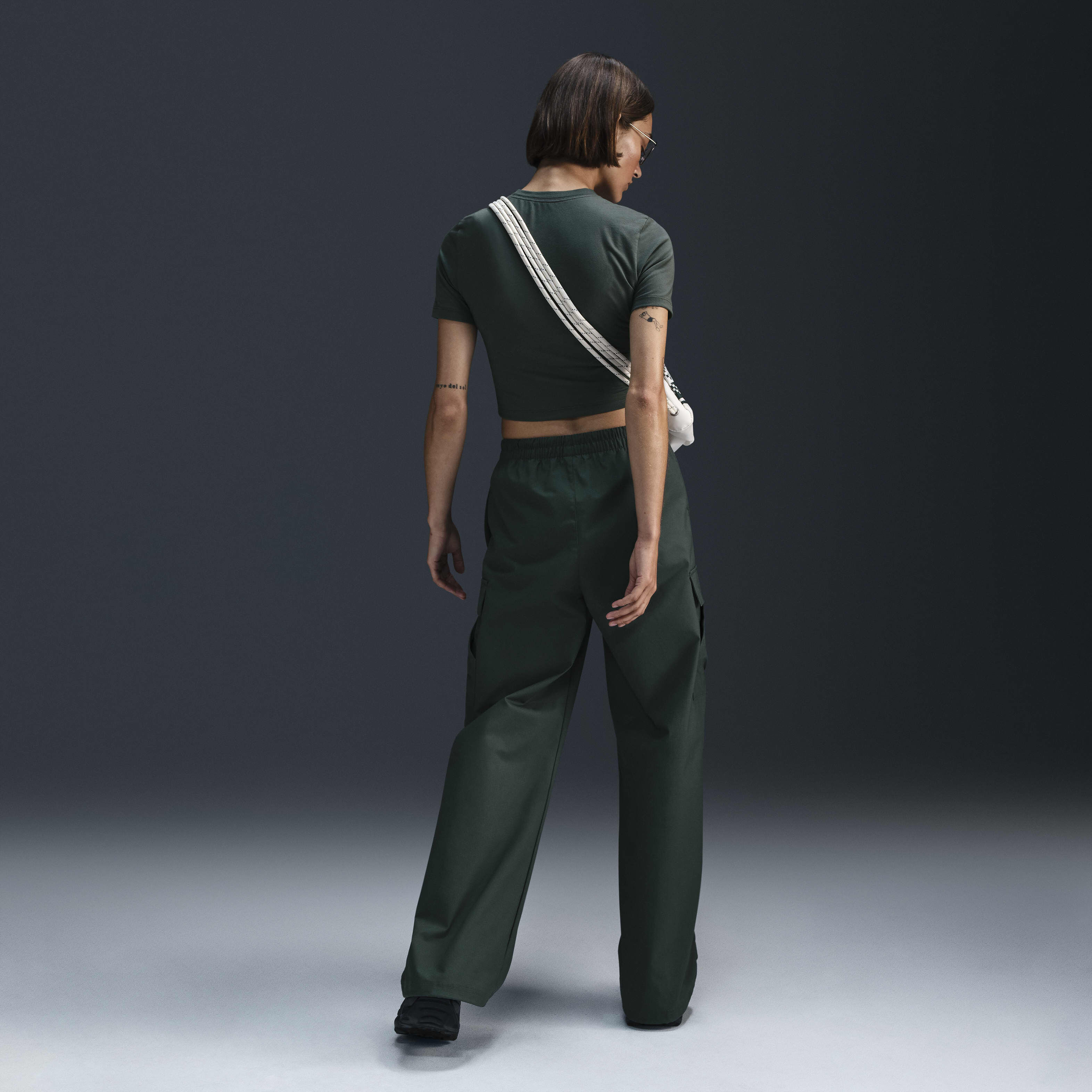 Nike Sportswear Essential image number 4