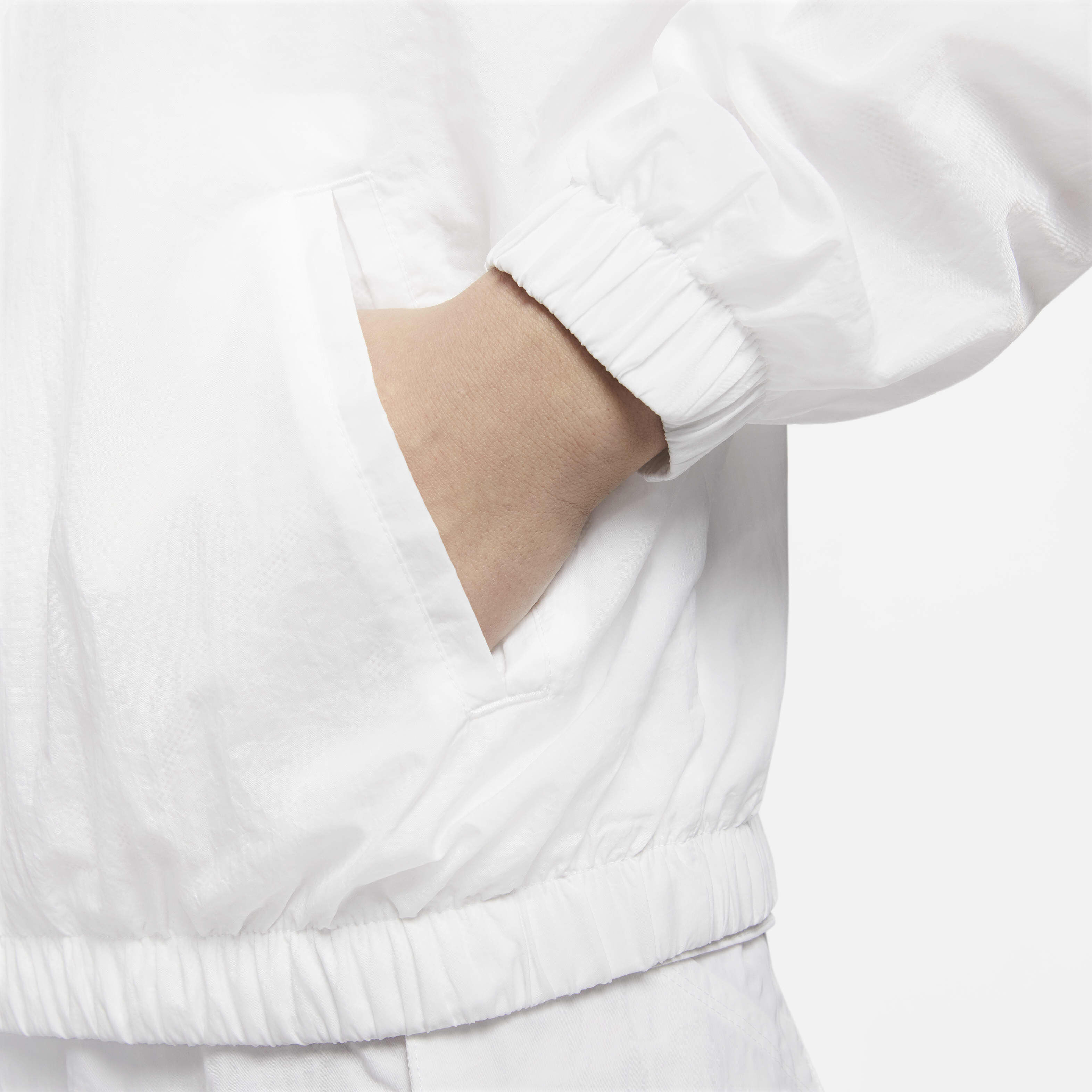 نايكي سبورتسوير ايسنشال ويندرانر image number 4